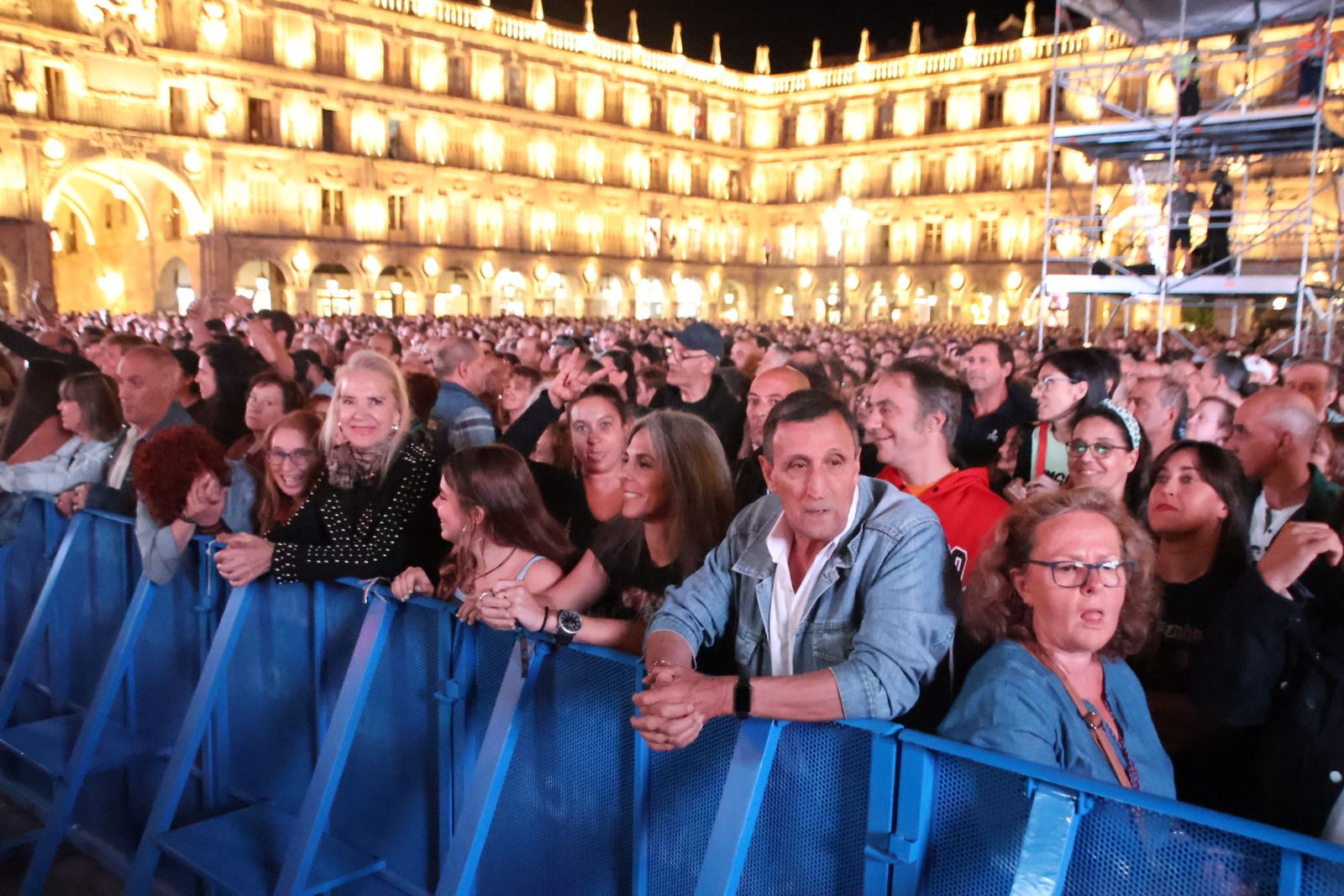 Medina Azahara hace vibrar a la Plaza Mayor de Salamanca con su eterno y emblemático rock