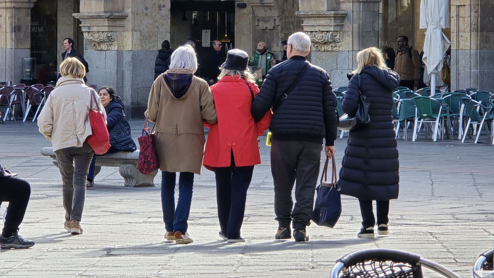 Gente pasenado por las calles de Salamanca en otoño