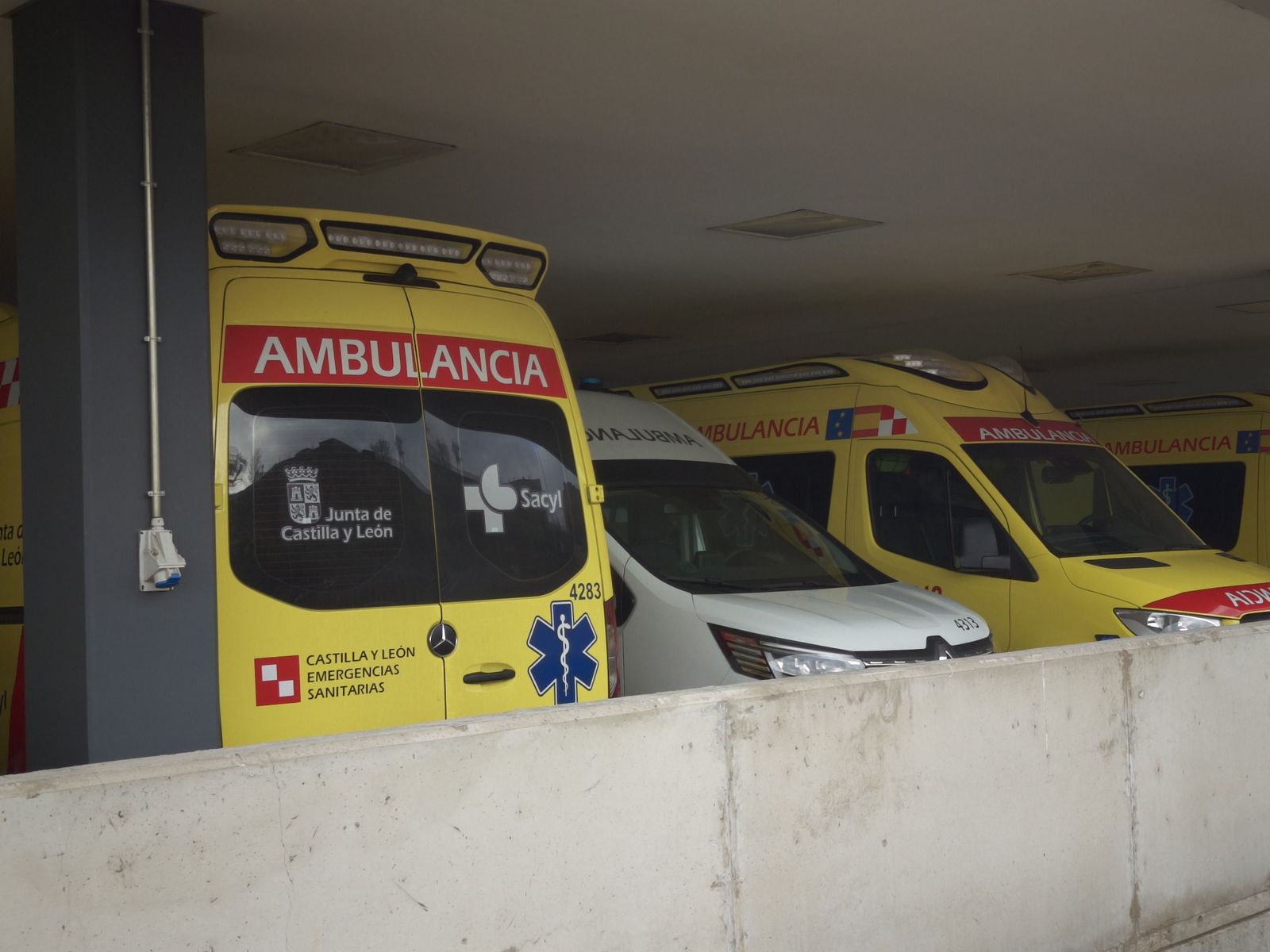 Ambulancias y ambulancia en el hospital de Salamanca. Archivo.