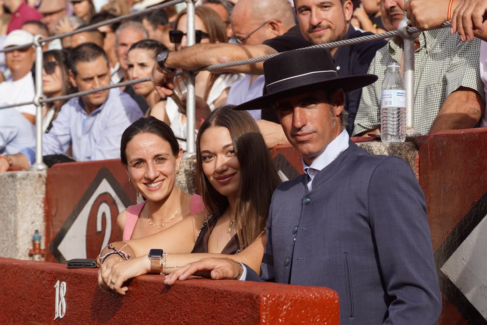 Expectación por ver los caballos de rejoneo en La Glorieta: imágenes del ambiente en los tendidos y en el patio de cuadrillas