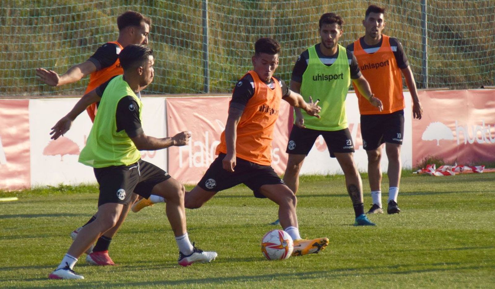 Garay dispara a portería en un entrenamiento