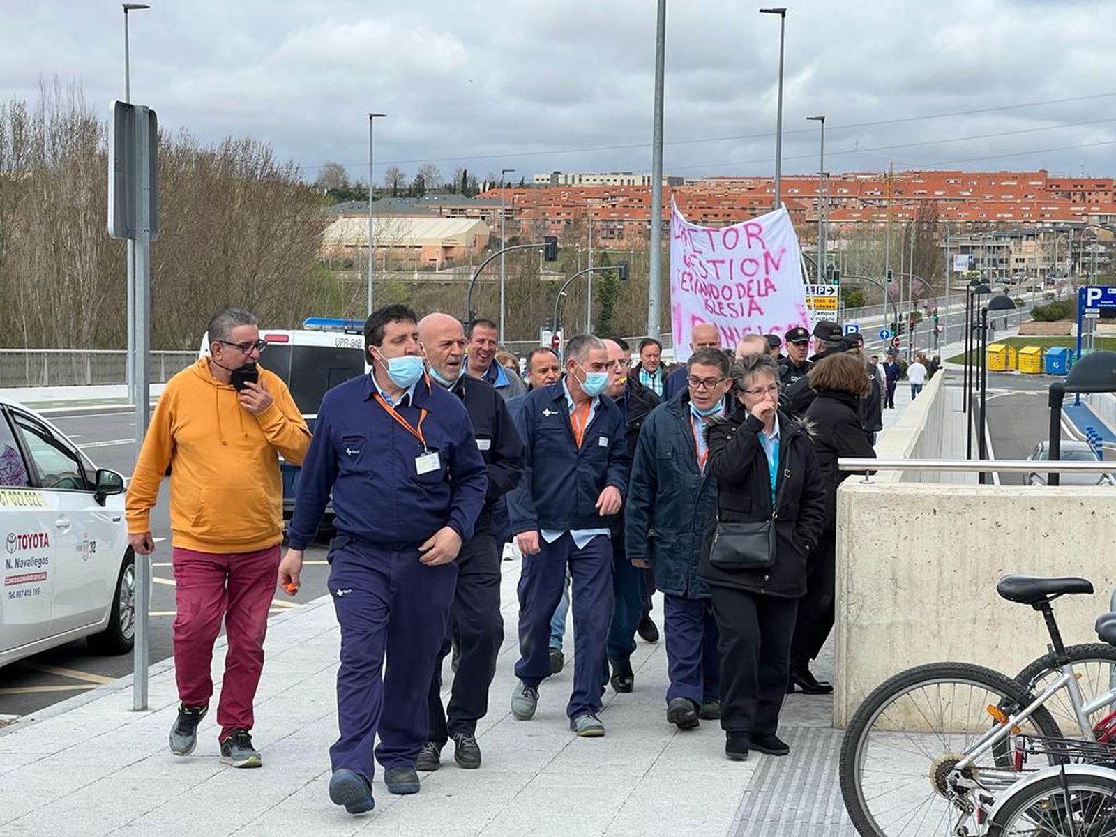 concentracion-de-los-trabajadores-de-mantenimiento-por-la-privatizacion-del-servicio-en-el-hospital-de-salamanca-fotos-s24h-15