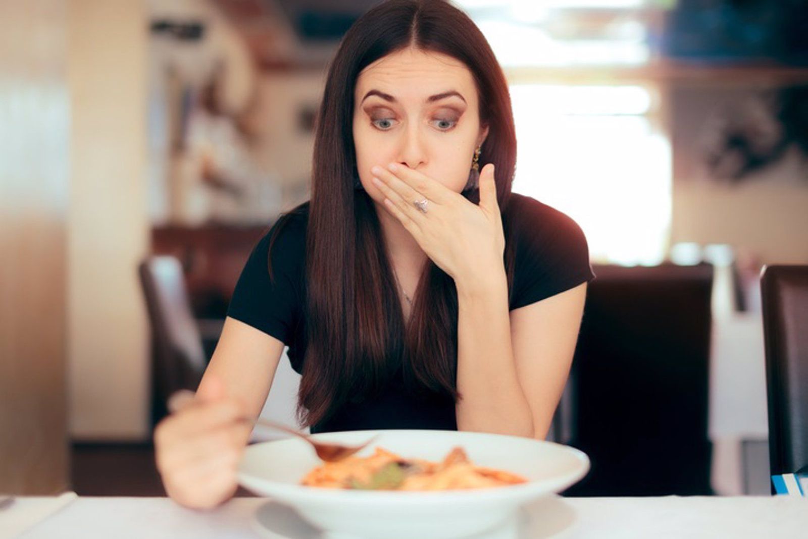 Una mujer comiendo. Foto EP.