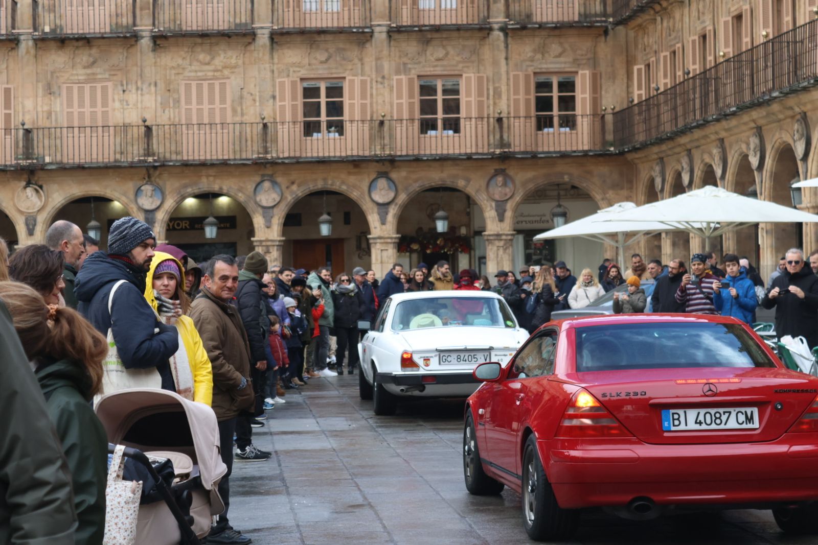 Exposición vehículos Día del Guardia Urbano en la Plaza Mayor de Salamanca