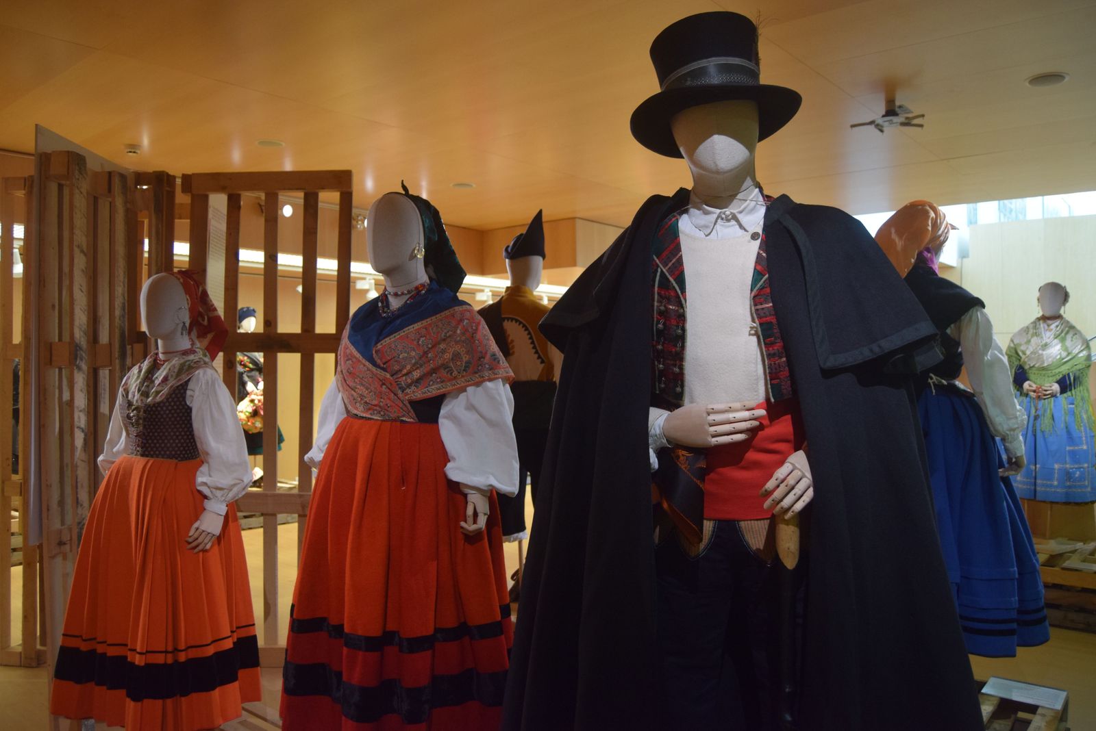 exposicion-de-trajes-regionales-grande-halago-28