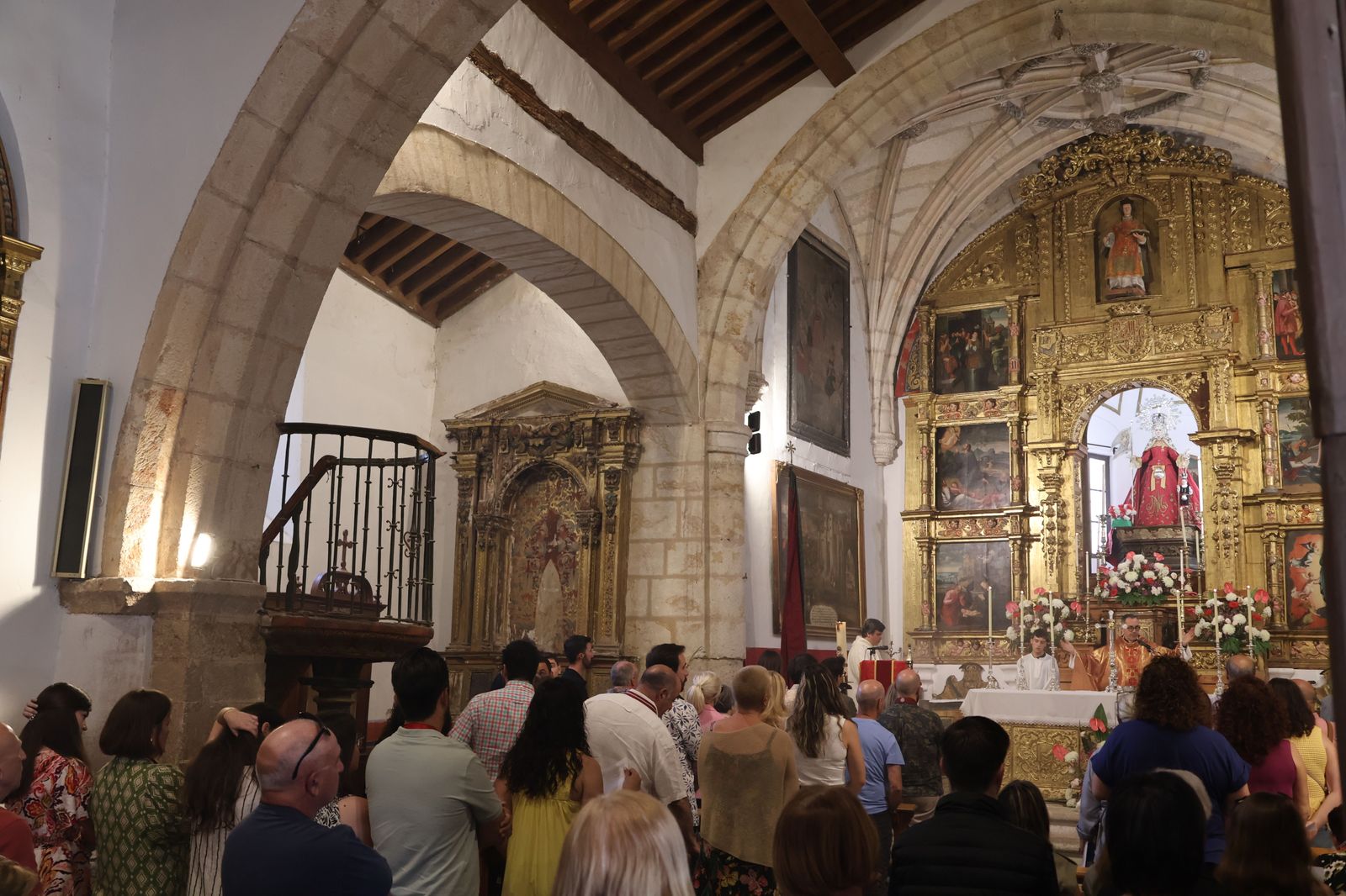 entrada-de-nuevos-hermanos-de-la-cofradia-de-la-concha-1