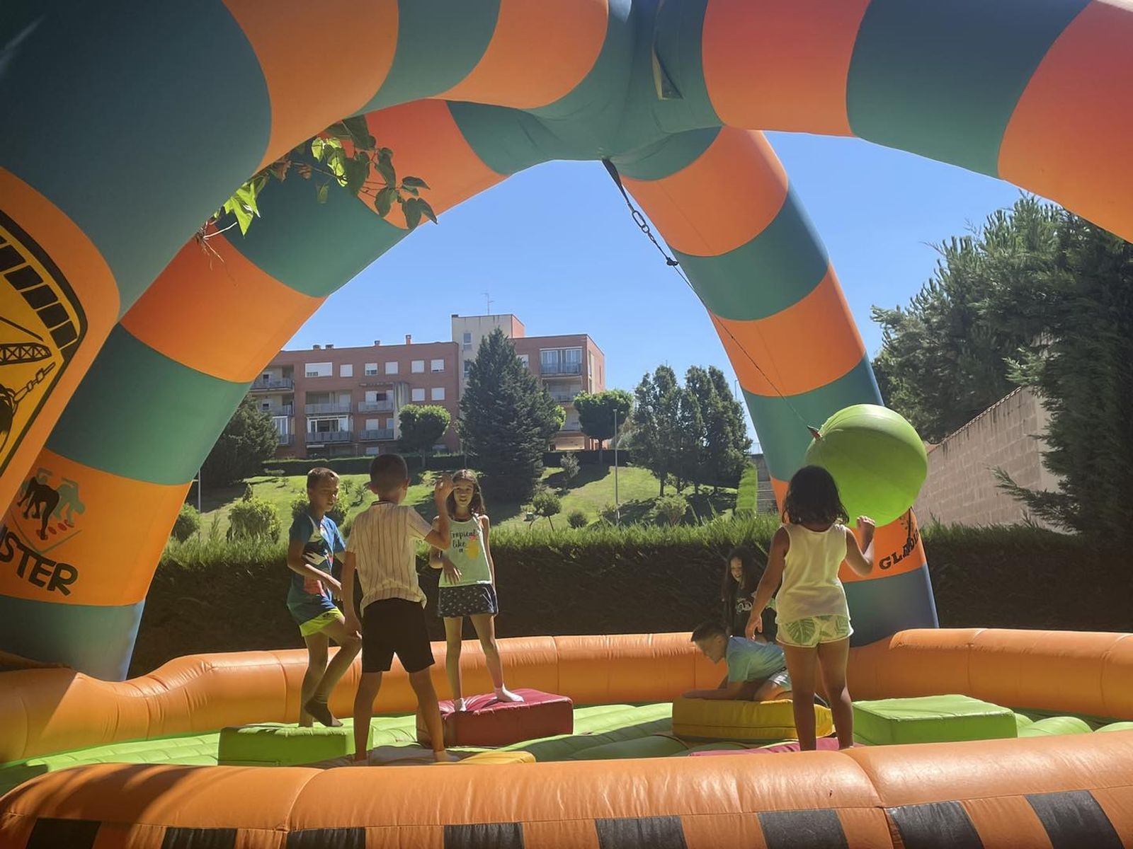 hinchables-en-carbajosa-foto-via-facebook-ayuntamiento-de-carbajosa-8