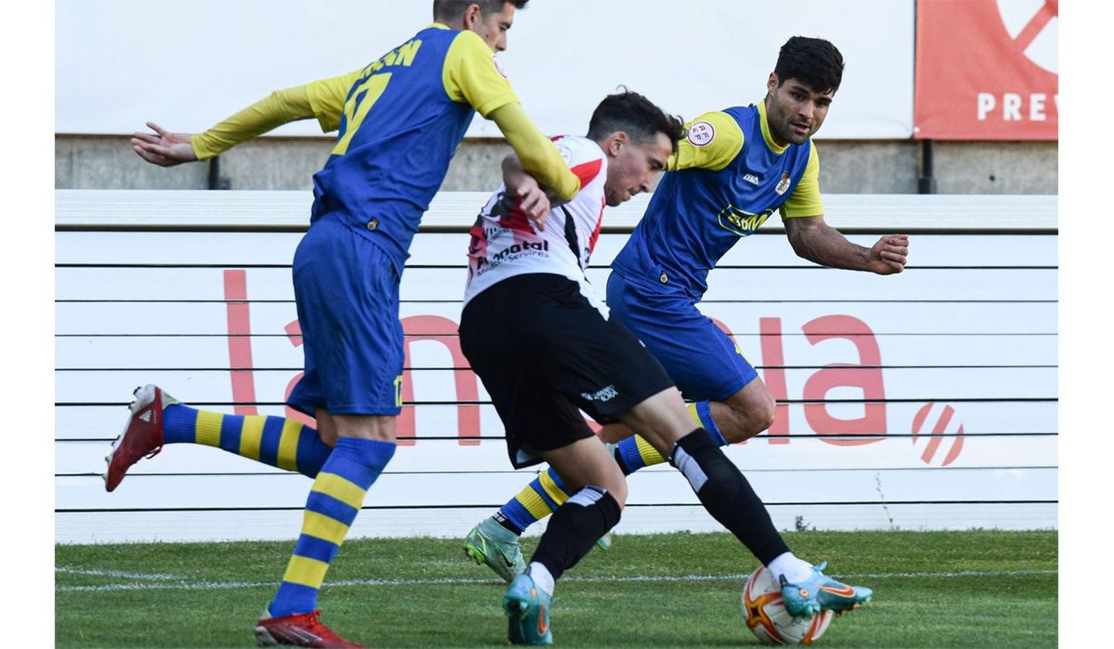 Miguel Santos, la temporada pasada con el Real Unión de Irún defendiendo a Jon Rojo en el Ruta de la Plata. Miguel Santos, la temporada pasada con el Real Unión de Irún defendiendo a Jon Rojo en el Ruta de la Plata.