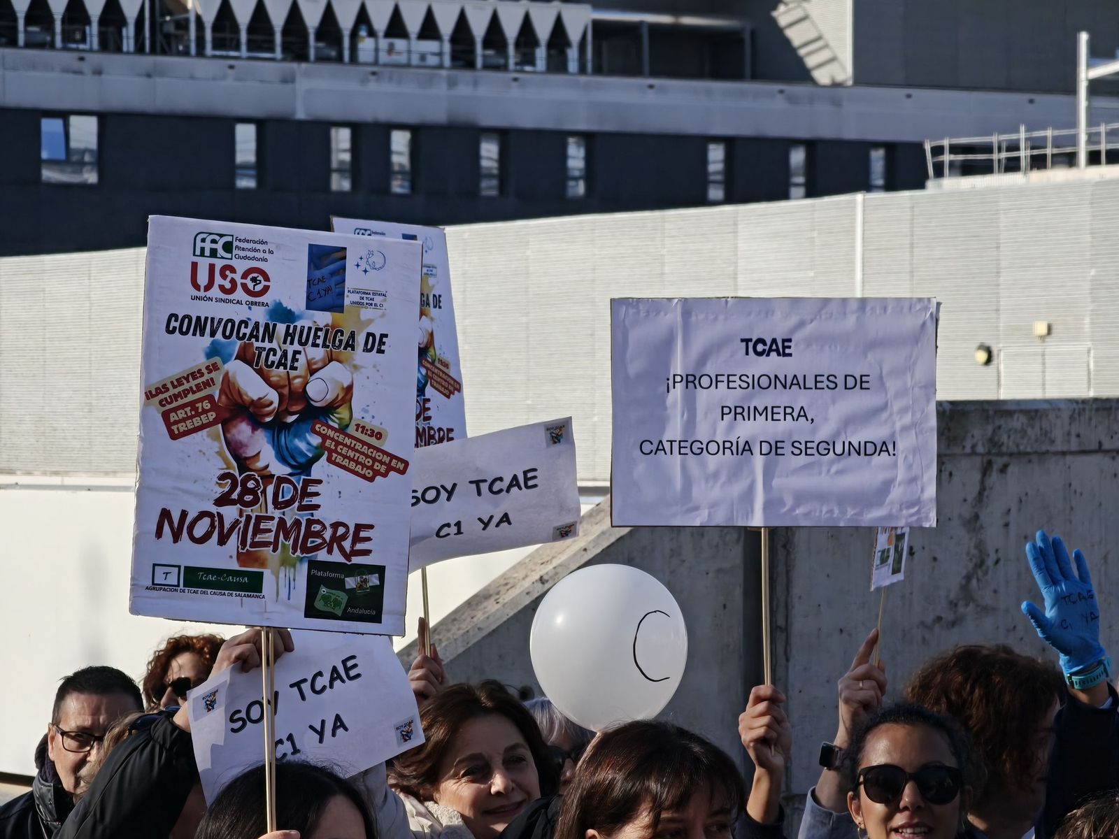 Las TCAEs de Salamanca se concentran a las puertas del hospital de Salamanca