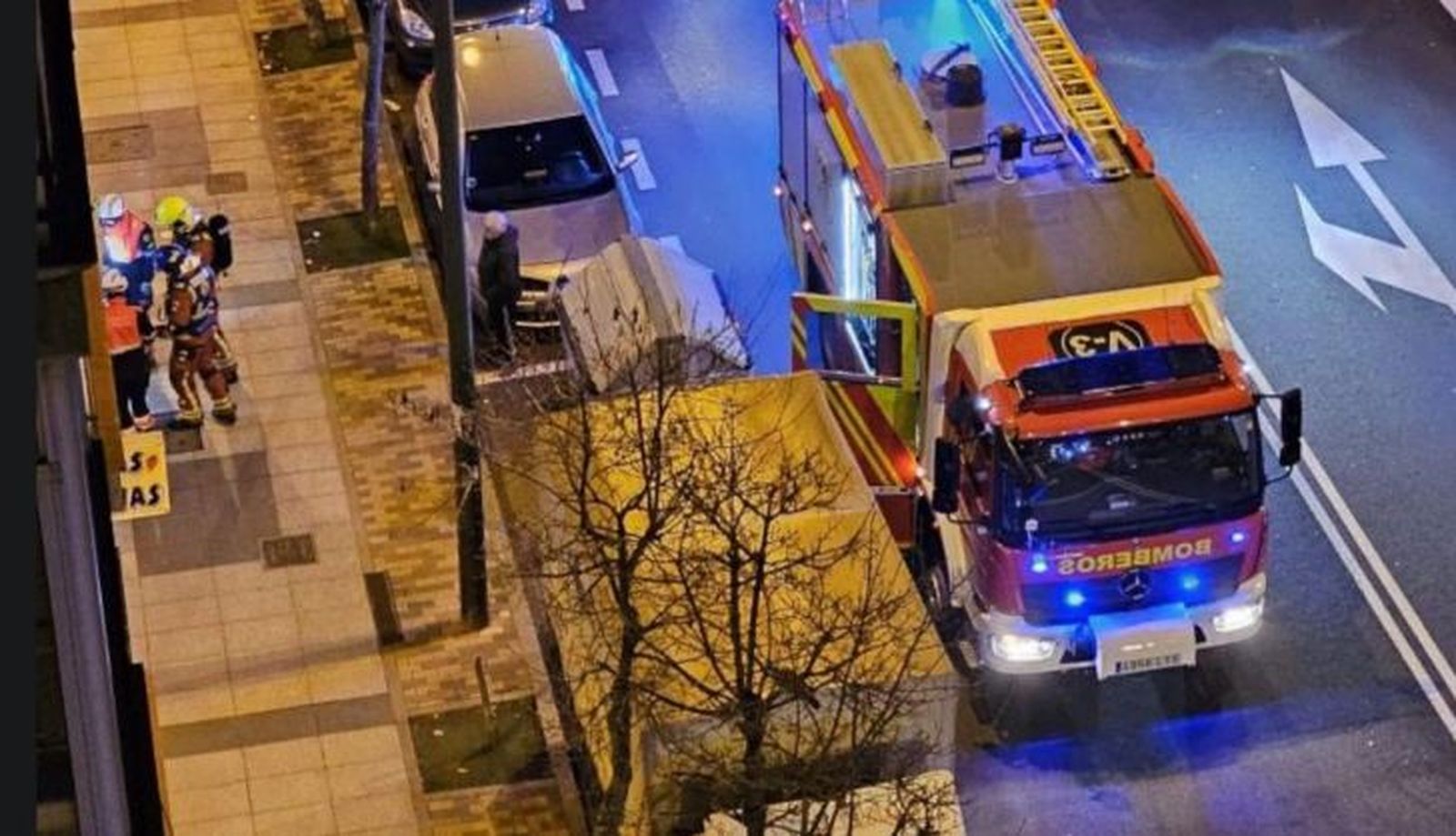 Bomberos del Ayuntamiento en el paseo del Rollo 