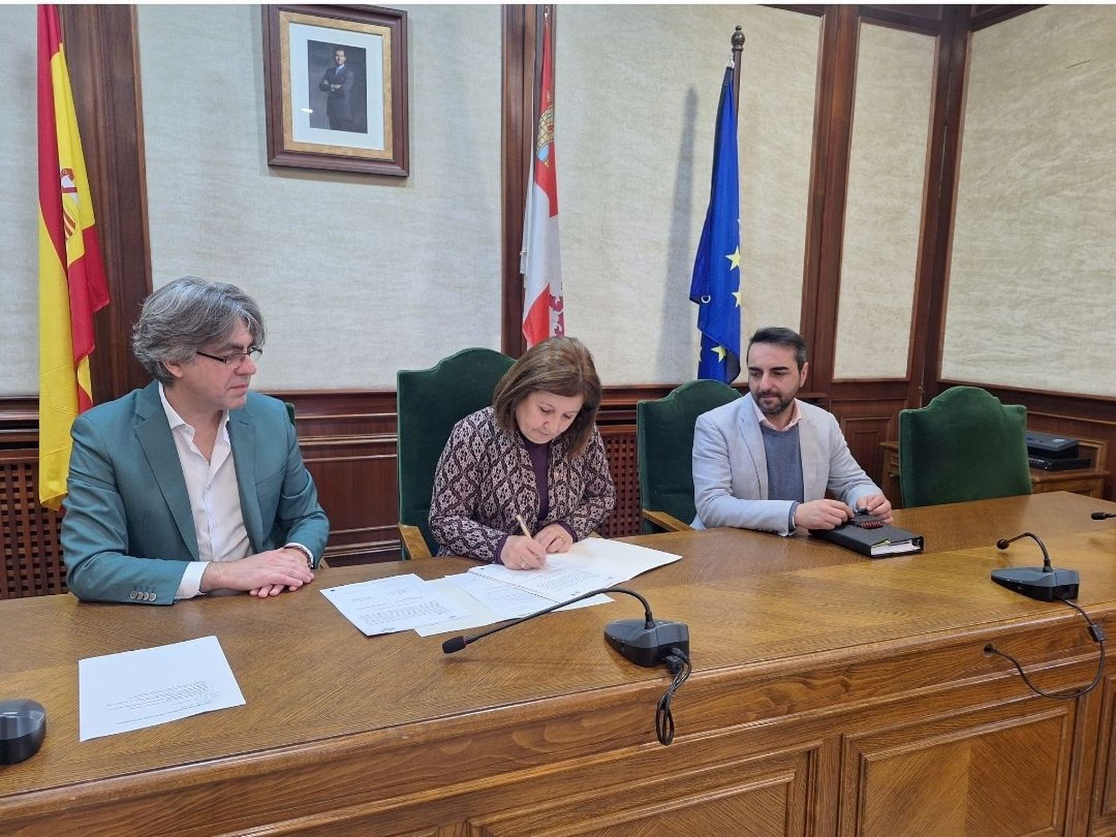 La subdelegada del Gobierno, Rosa López renueva el convenio VioGEN con el Ayuntamiento de Béjar