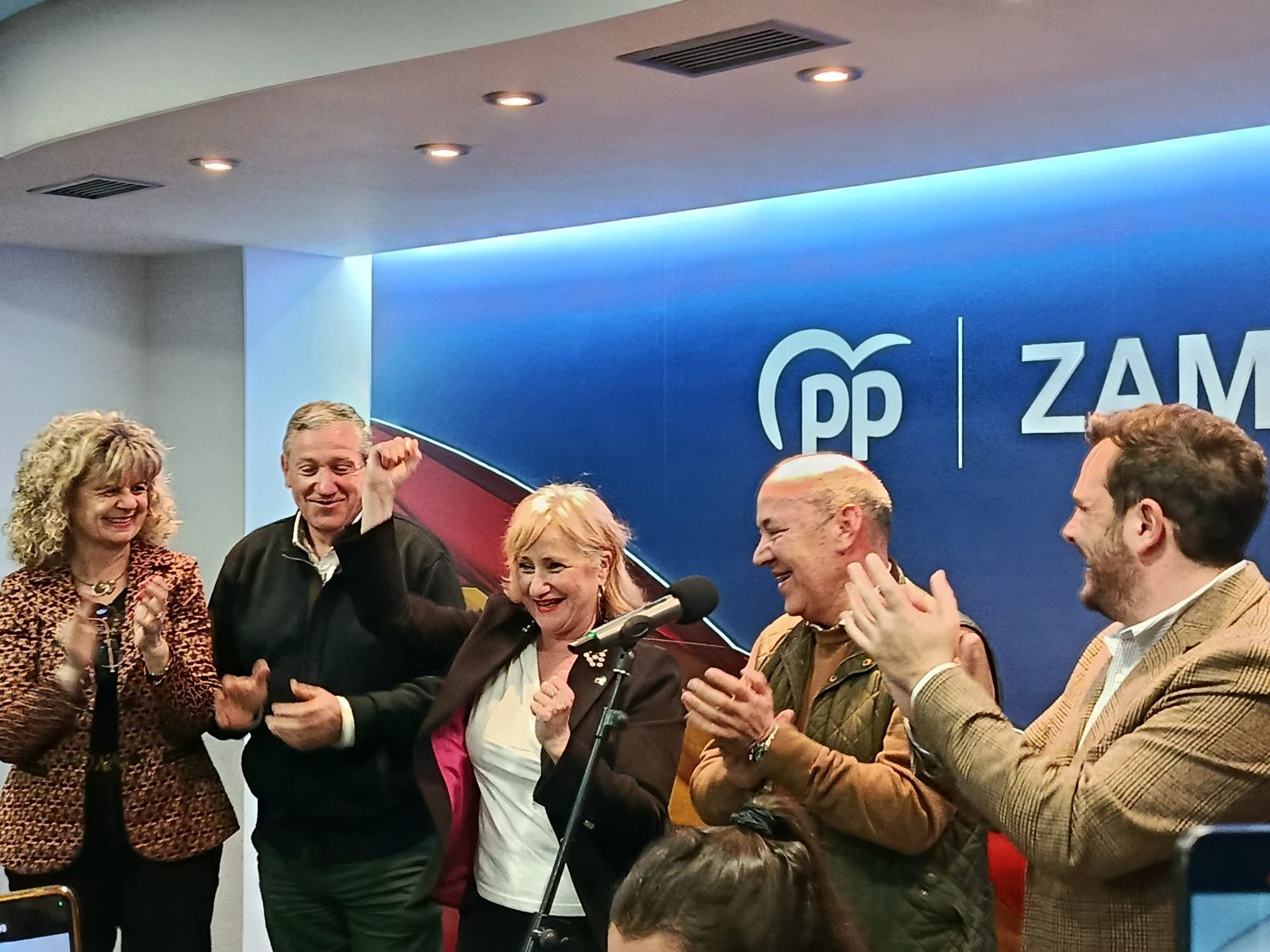 GALERÍA | Noche electoral en la sede del PP en Zamora