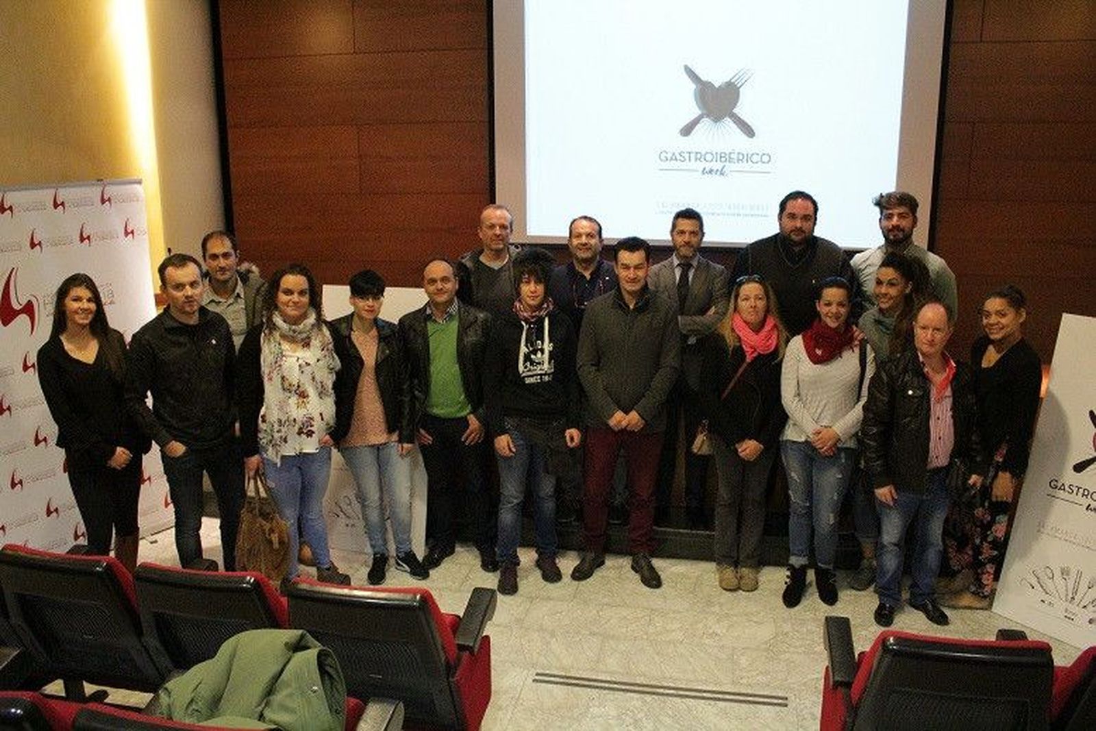 JulioLpezyAlainSaldaajuntoavarioshostelerosparticipantes