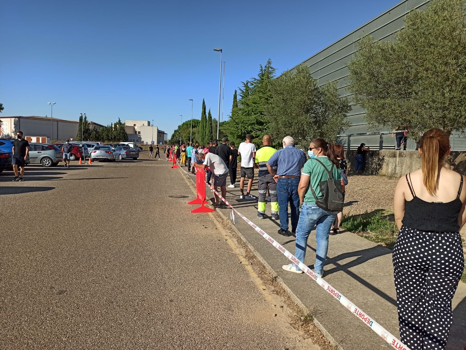 Colas en IFEZA. Vacunación frente al Covid (8)