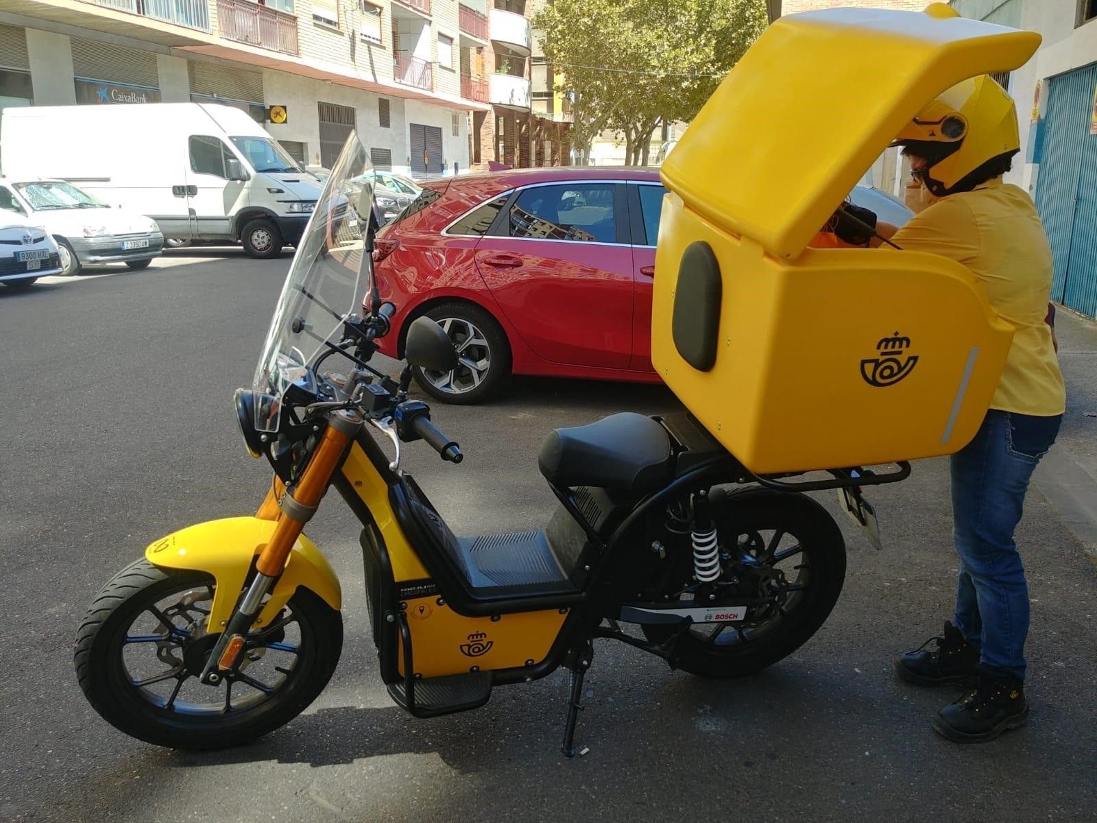 Una moto de reparto de Correos | Foto: EP
