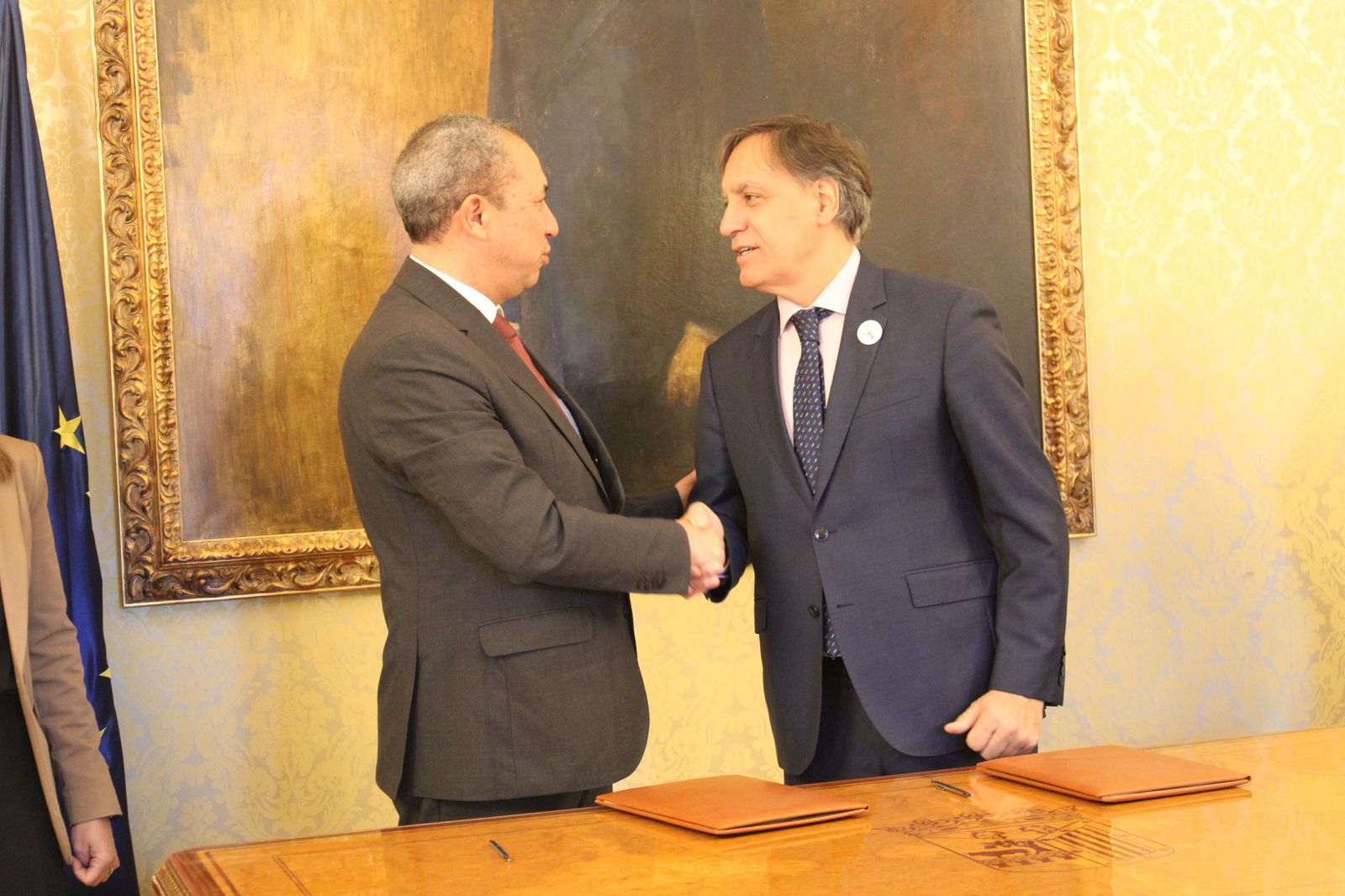 El alcalde de Salamanca y presidente de Zaldesa, Carlos García Carbayo, y el presidente del Consejo de Administración de la Autoridad del Puerto de Aveiro, Eduardo el-alcalde-de-salamanca-y-presidente-de-zaldesa-carlos-garcia-carbayo-y-el-presidente-del-consejo-de-administracion-de-la-autoridad-del-puerto-de-aveiro-eduardo
