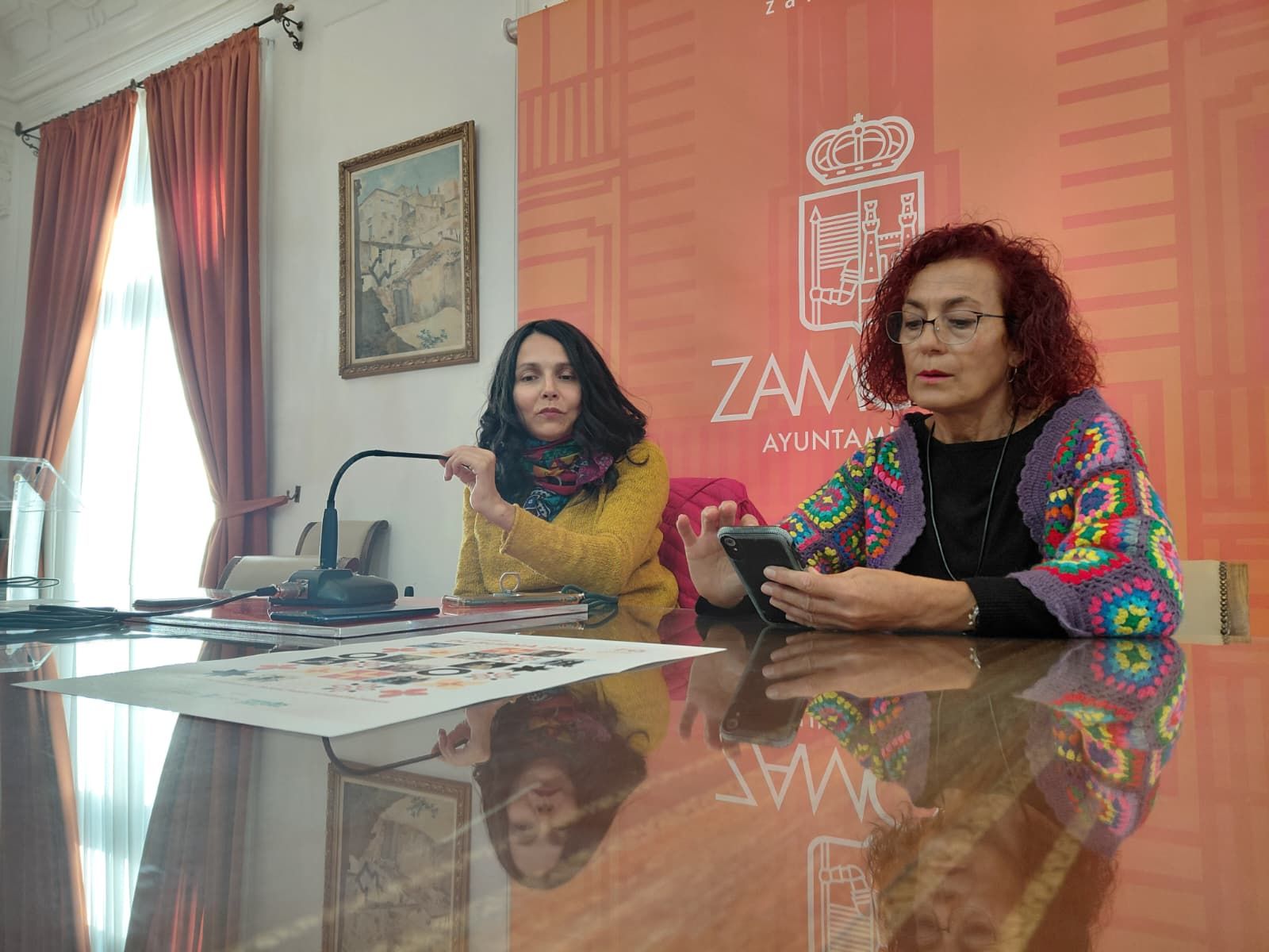 María Eugenia Cabezas, concejala de Cultura del Ayuntamiento de Zamora, y Carmen Ramos, presidenta del Grupo Bajo Duero,