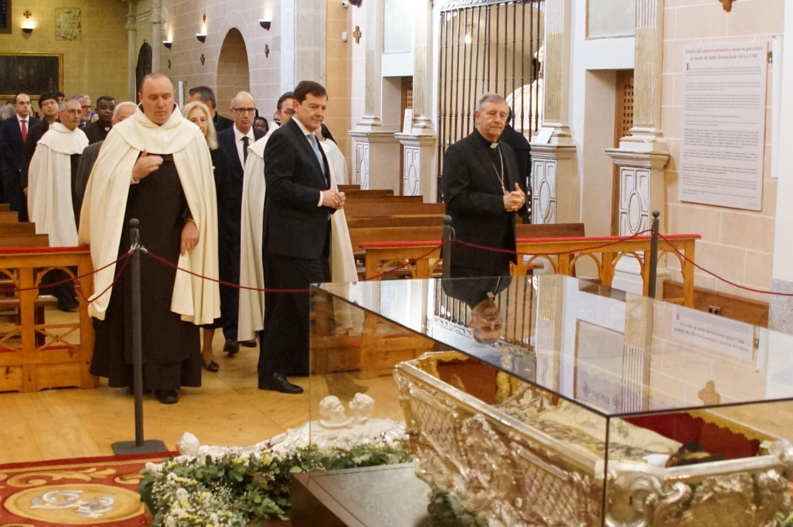 apertura-de-la-basilica-de-la-anunciacion-para-venerar-el-cuerpo-de-santa-teresa-en-alba-de-tormes-fotos-juanes-11