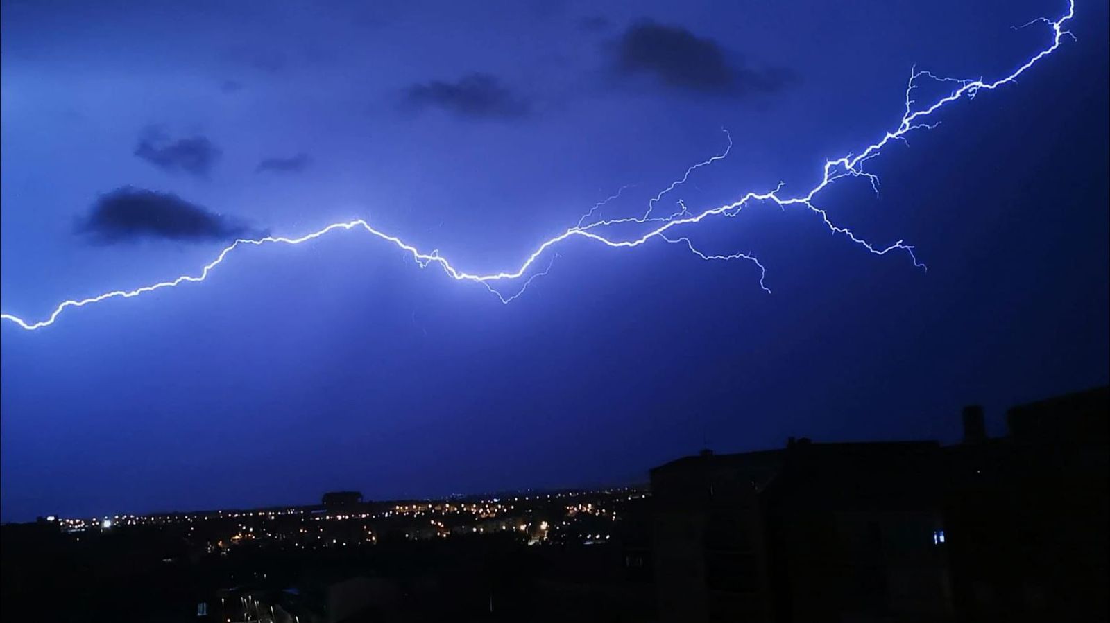Un rayo cruza el cielo de Salamanca en una noche de tormentas