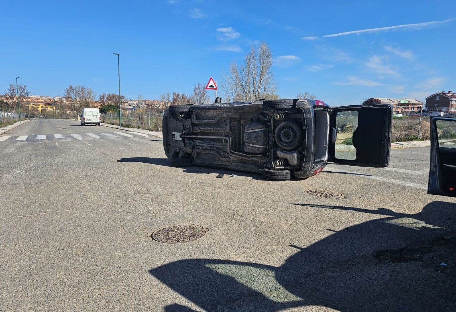 Un vehículo volcado tras chocar dos turismos en La Fontana