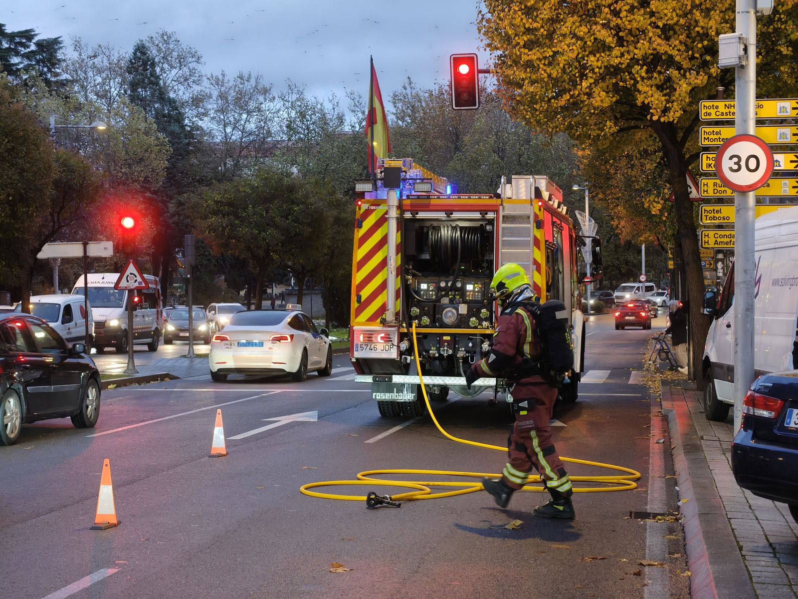 Los bomberos y la Policía Local de Salamanca se movilizan por el humo de un coche junto a la Plaza de España