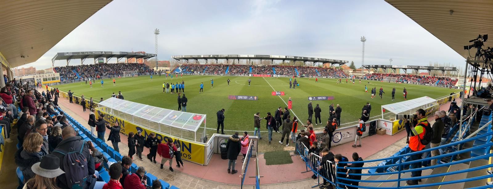 galeria-ambiente-en-las-gradas-en-el-partido-de-copa-del-rey-unionistas-sporting-de-gijon-foto-juanes