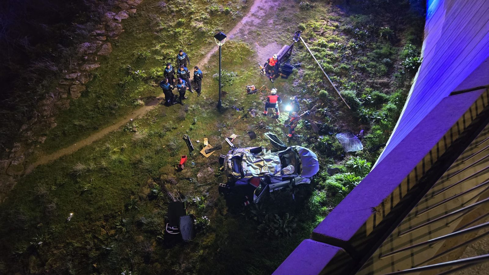 Un vehículo cae por el terraplén del río a la altura del hospital de Salamanca