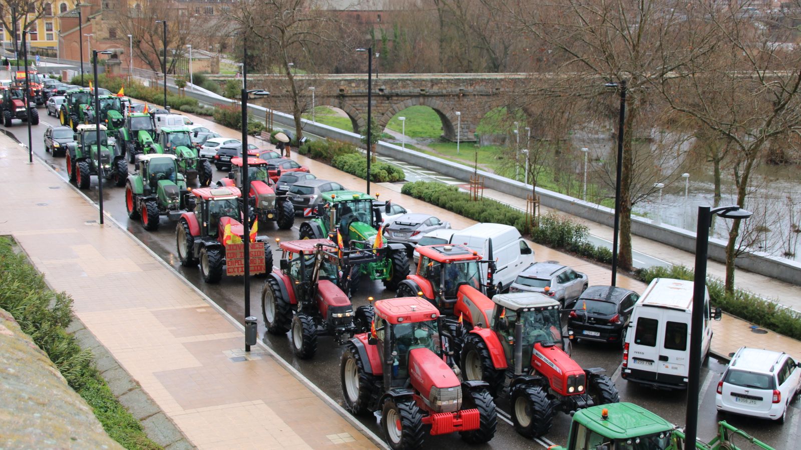Tractores a su paso por los aledaños del Puente Romano