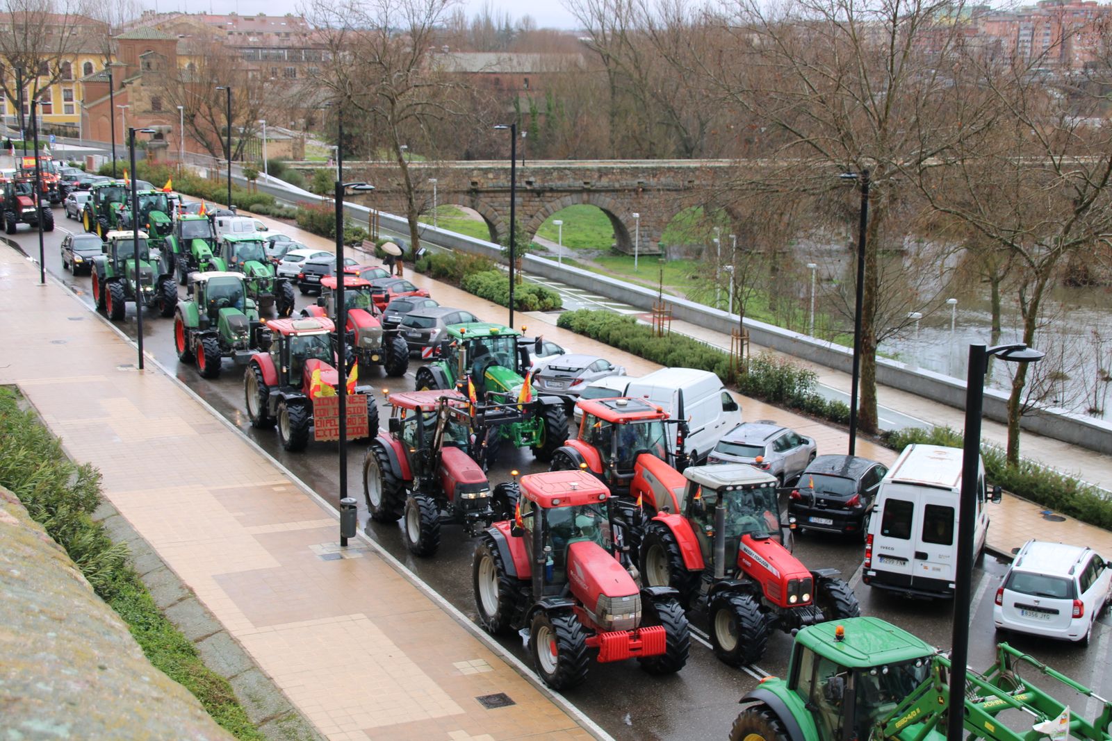 En imágenes la marcha con tractores y vehículos de campo en Salamanca en protesta contra Mercosur