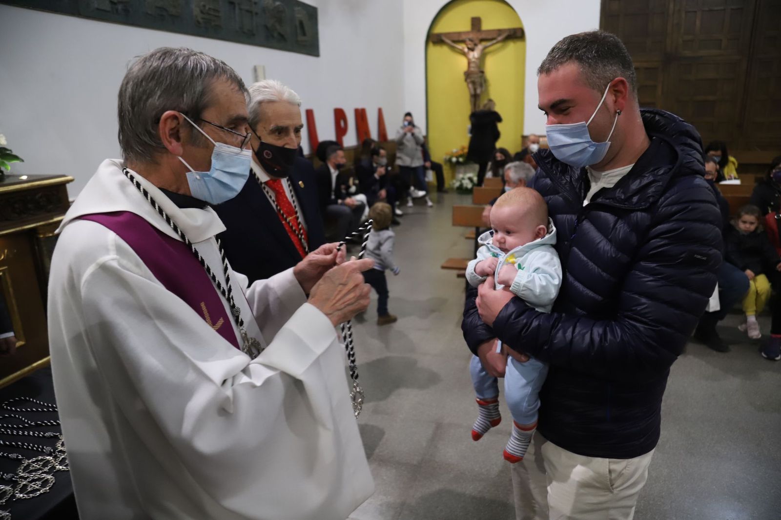 Un pequeño cofrade entra a formar parte de la hermandad Foto: María Lorenzo