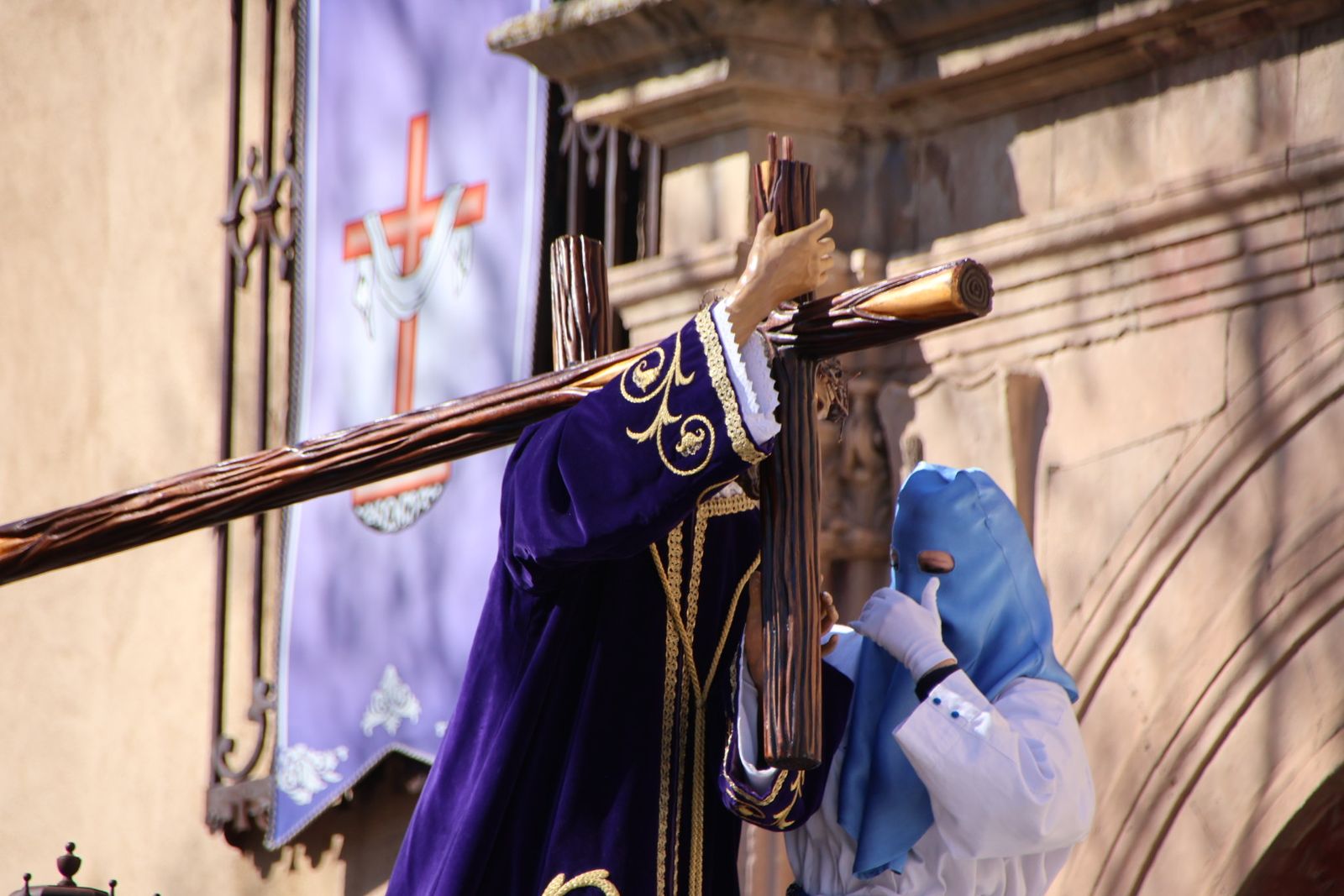La devoción por el Santo Entierro llena de fe y pasión las calles de Salamanca