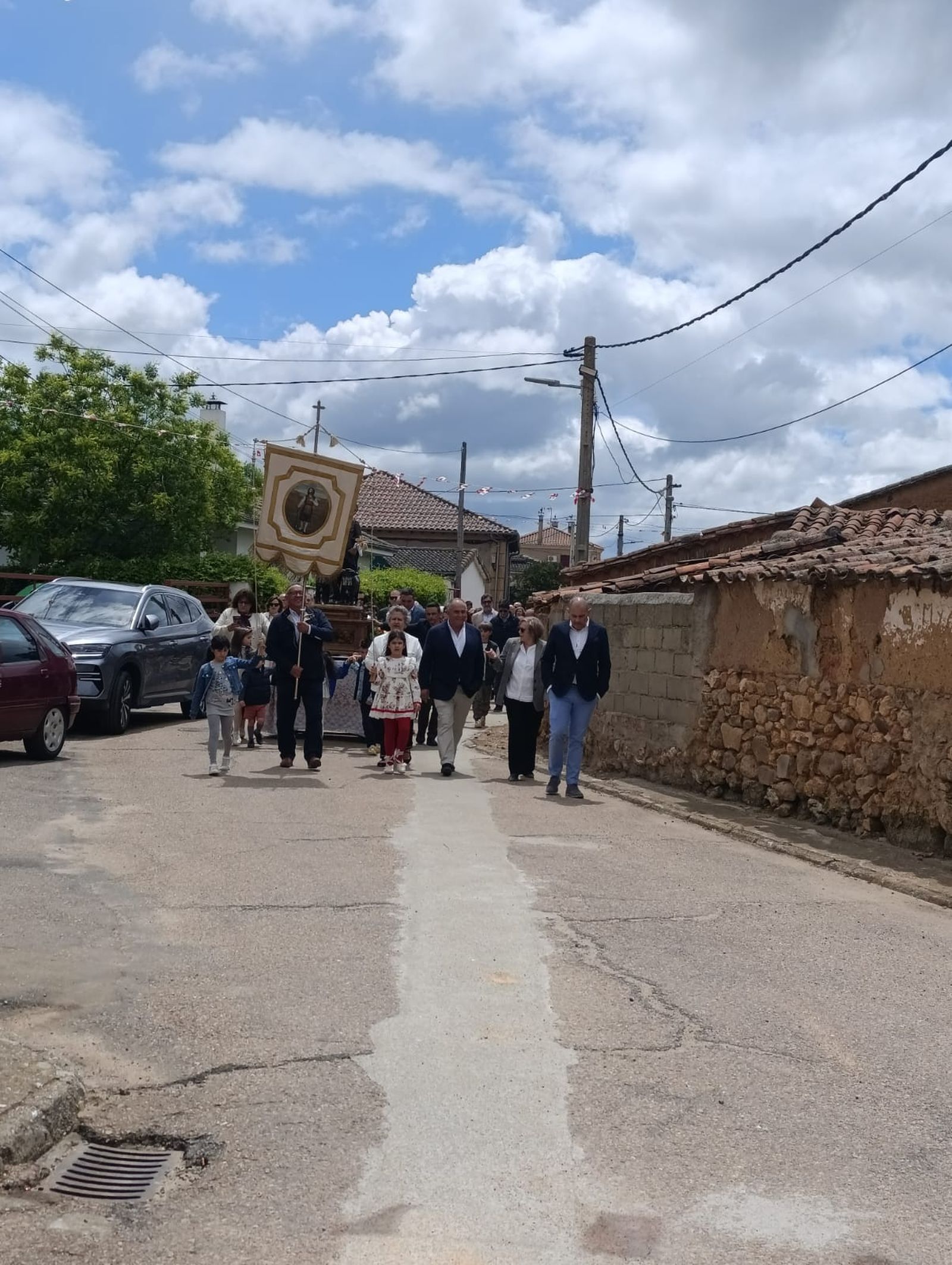 Cabrillas arropa a San Isidro por sus fiestas en el día de la bendición de los campos
