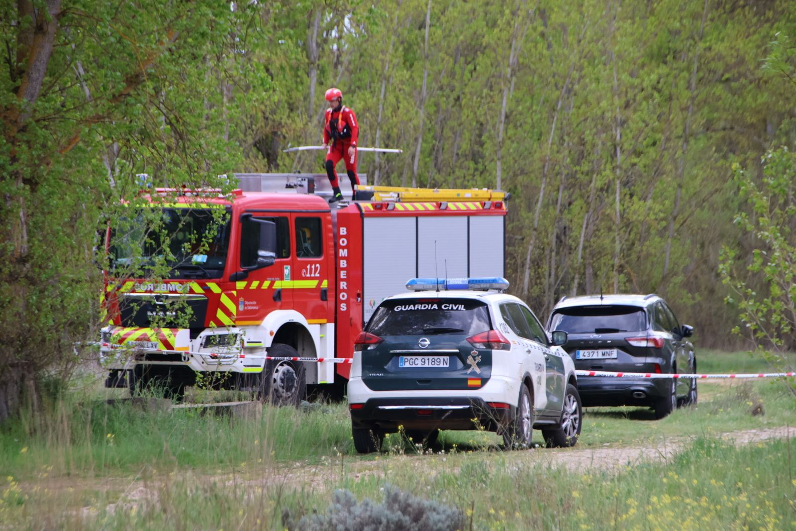 Dispositivo de rescate del cuerpo sin vida en el río Tormes entre Villamayor y Santibañez del Río