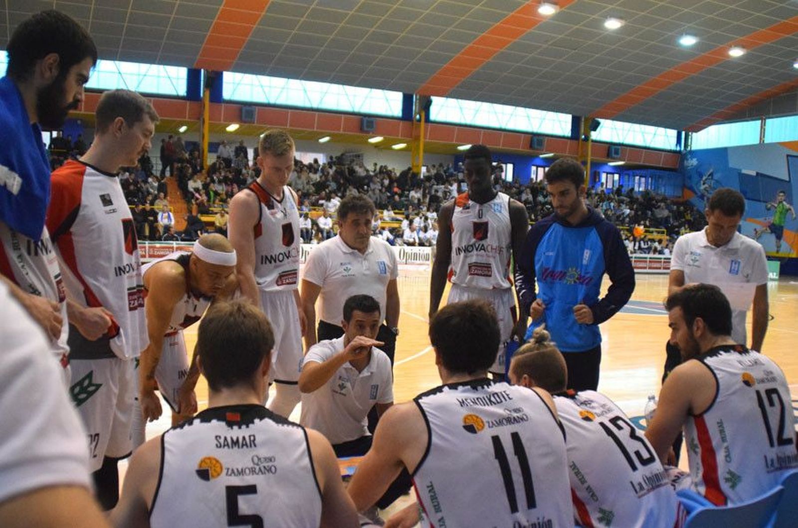 Ángel Codón, tras Saulo Hernández, en un partido