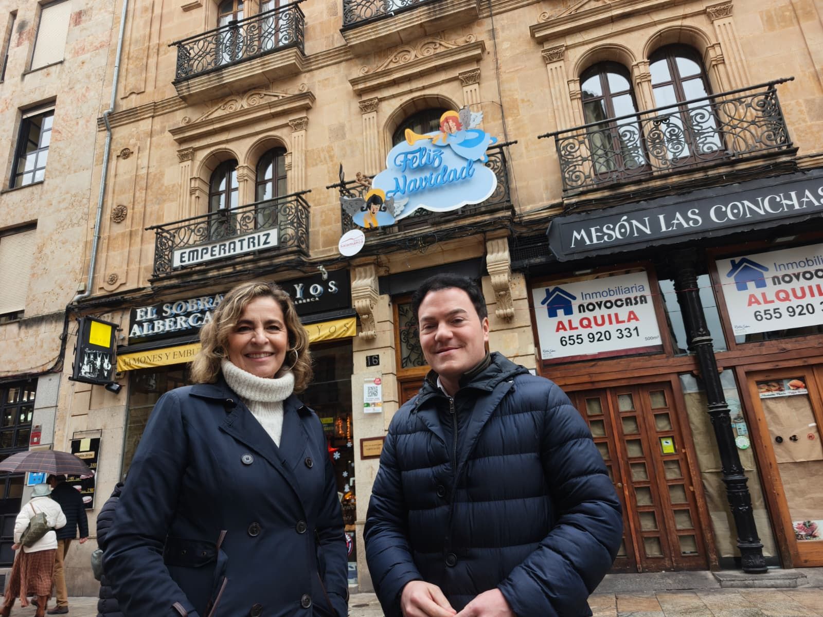 El Ayuntamiento de Salamanca potencia el comercio local de la Rúa con decoración en sus balcones