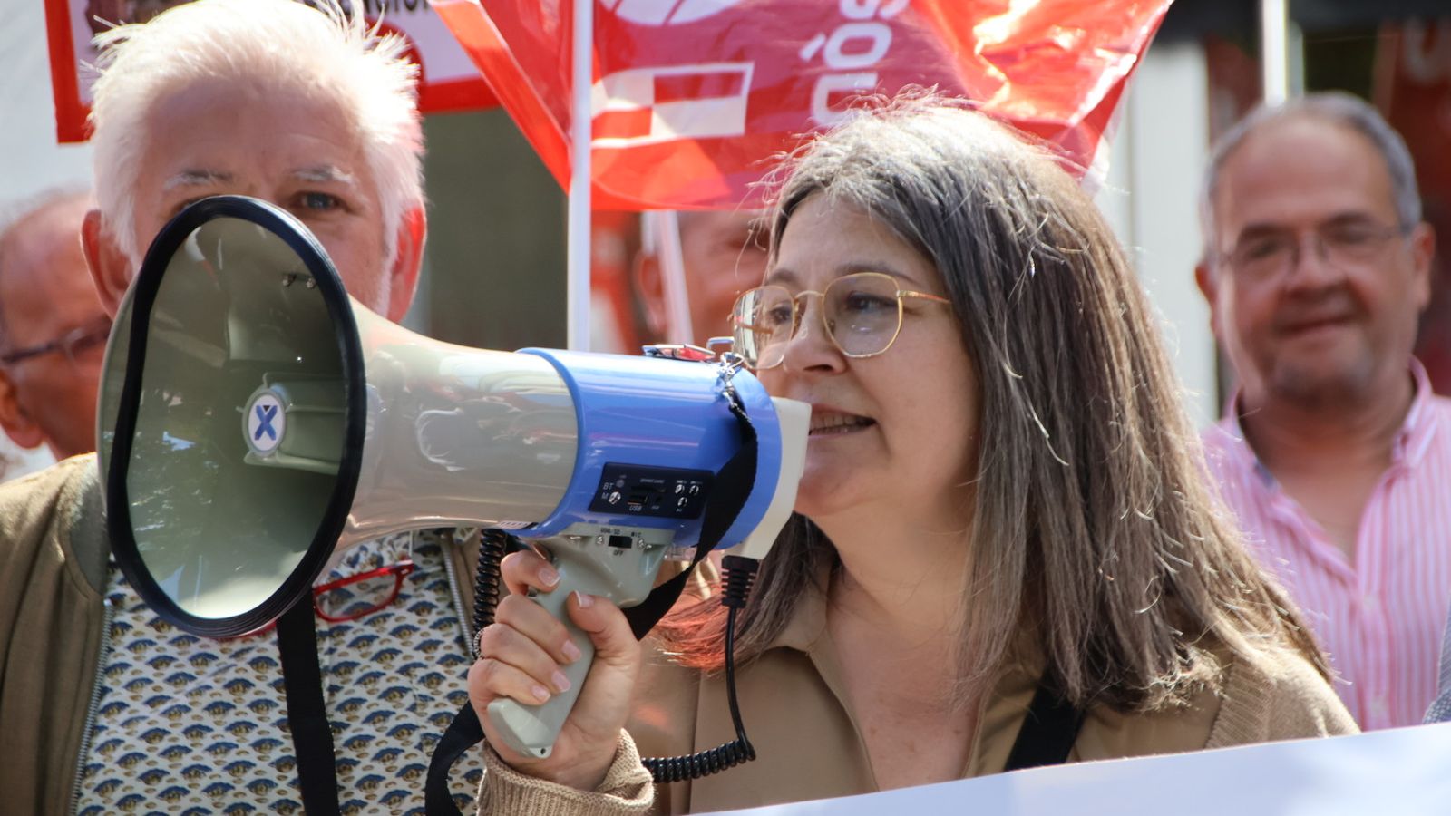 Protesta a las puertas del Banco Santander de la plaza de los Bandos por el despido de una trabajadora
