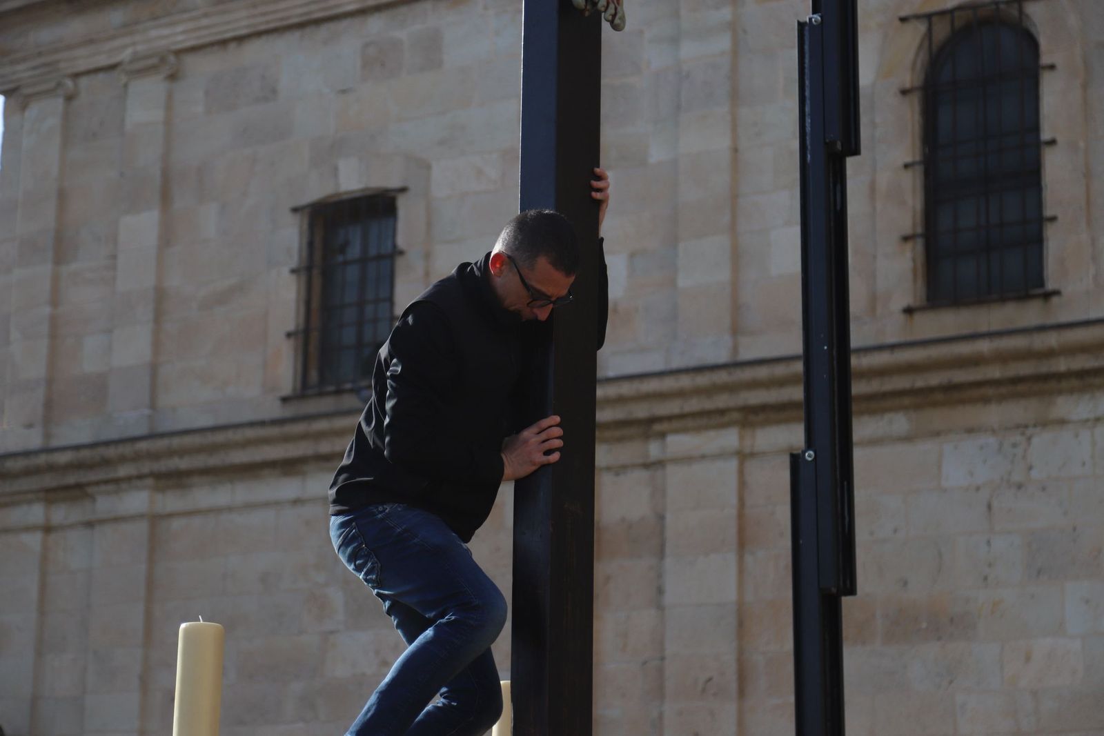 GALERÍA | Colocación del Cristo de las Injurias en su mesa procesional