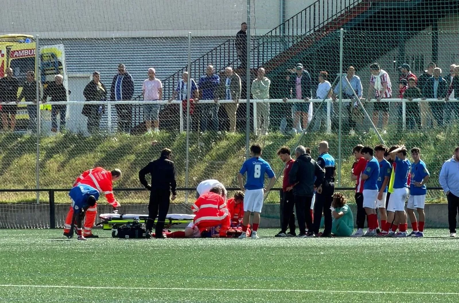 Un jugador del Santa Marta trasladado al Hospital tras chocarse contra un compañero durante su partido con el Zamora CF