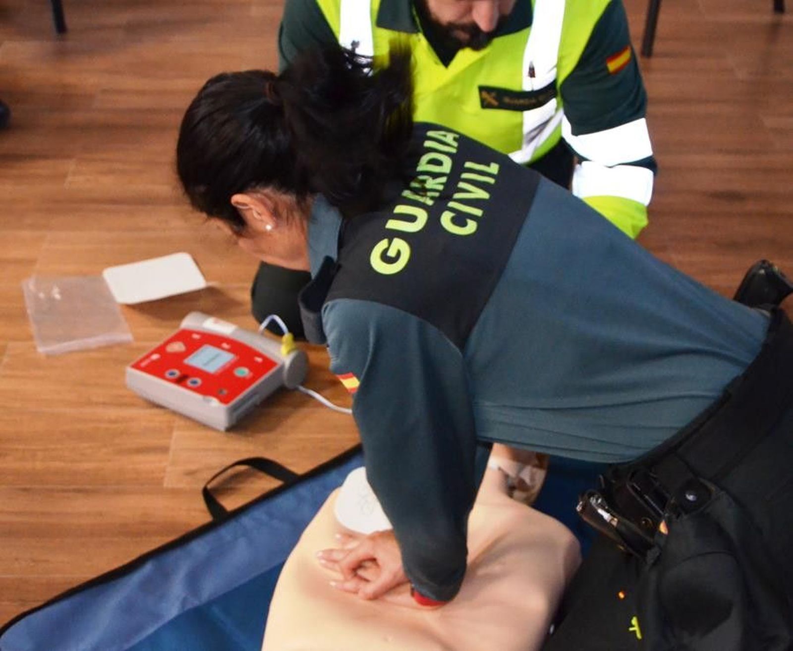 Guardia Civil desfibrilador cardio reanimación. Archivo