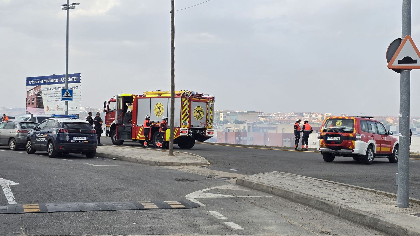 Los bomberos sofocan un gran incendio en el Polígono Industrial de Los Montalvos