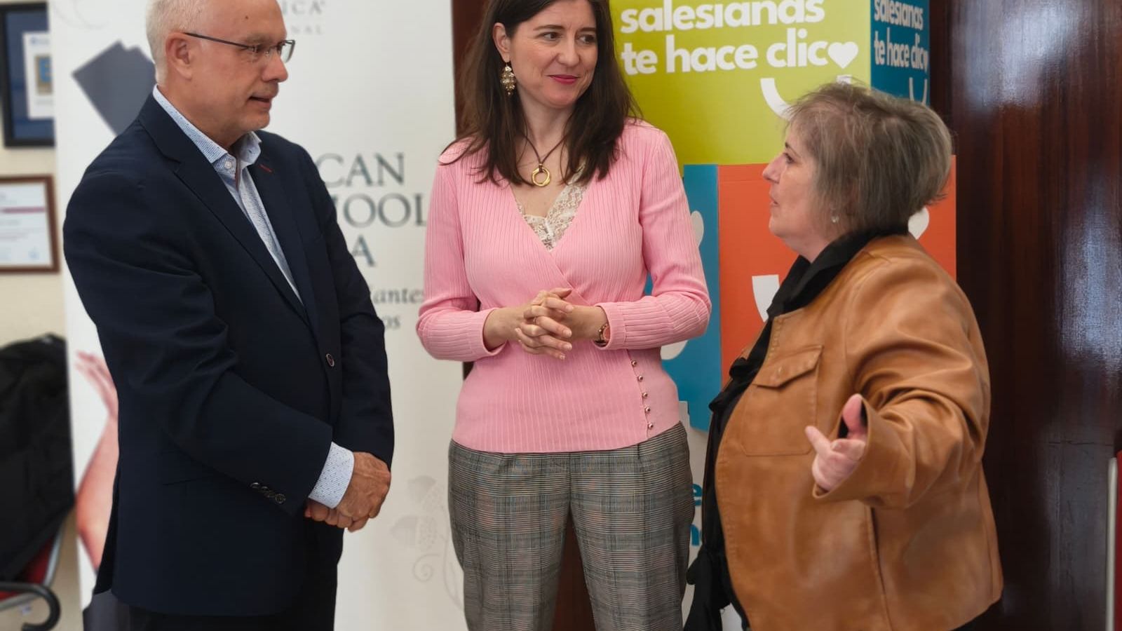 Jesus Calvo, director de San Juan Bosco; Myriam Rodríguez, concejala de familia e igualdad de oportunidades; y Carmen Guillén, presidenta de ASCBYC