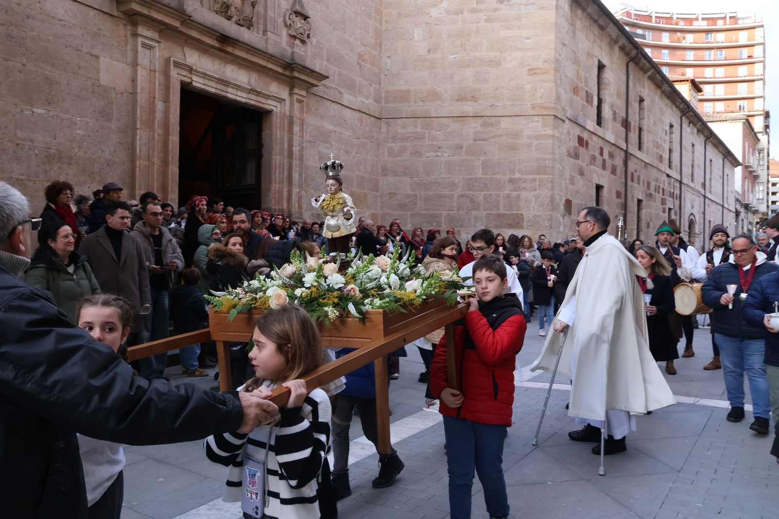 GALERÍA Los niños salen en procesión de las Candelas en Zamora
