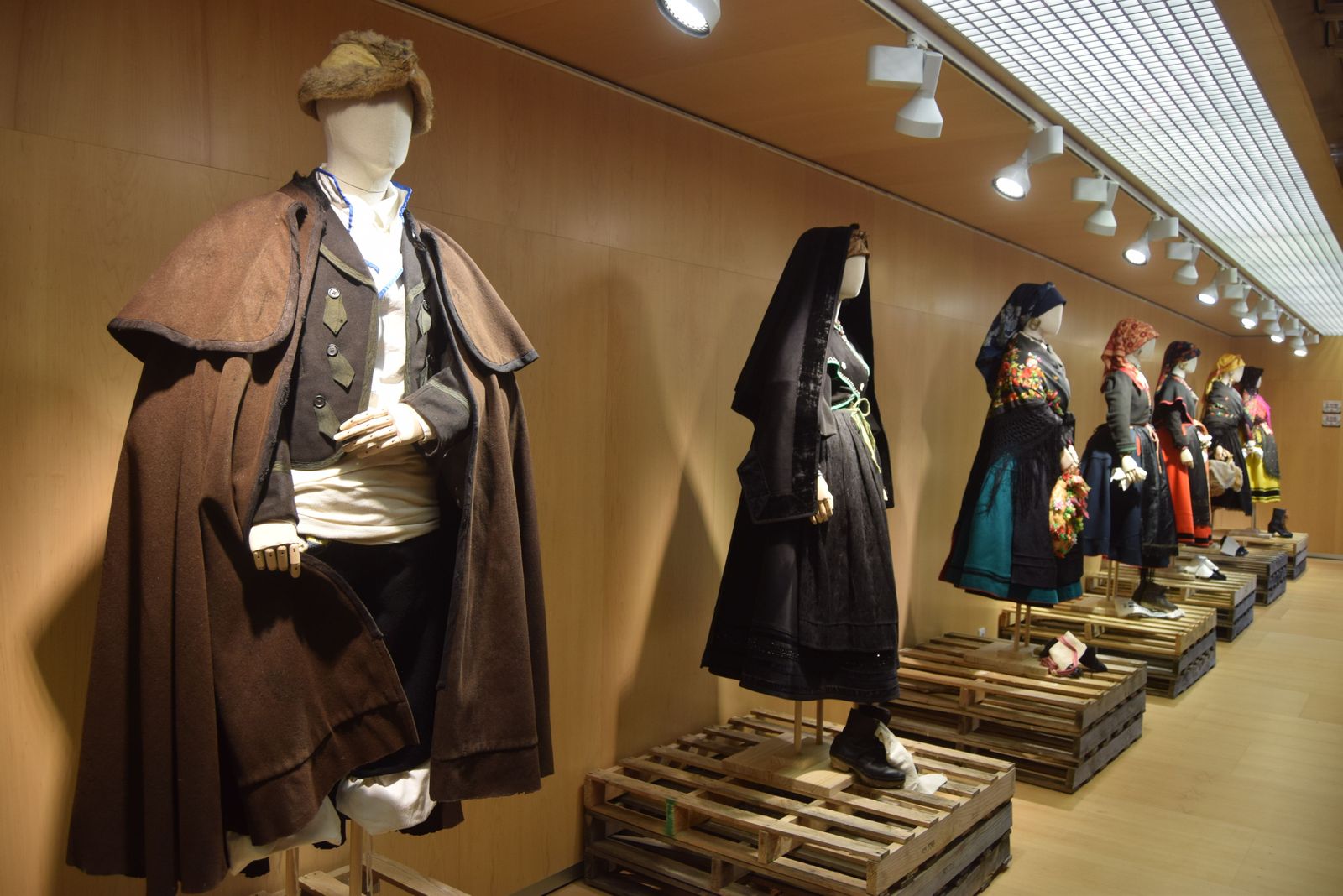 exposicion-de-trajes-regionales-grande-halago-29