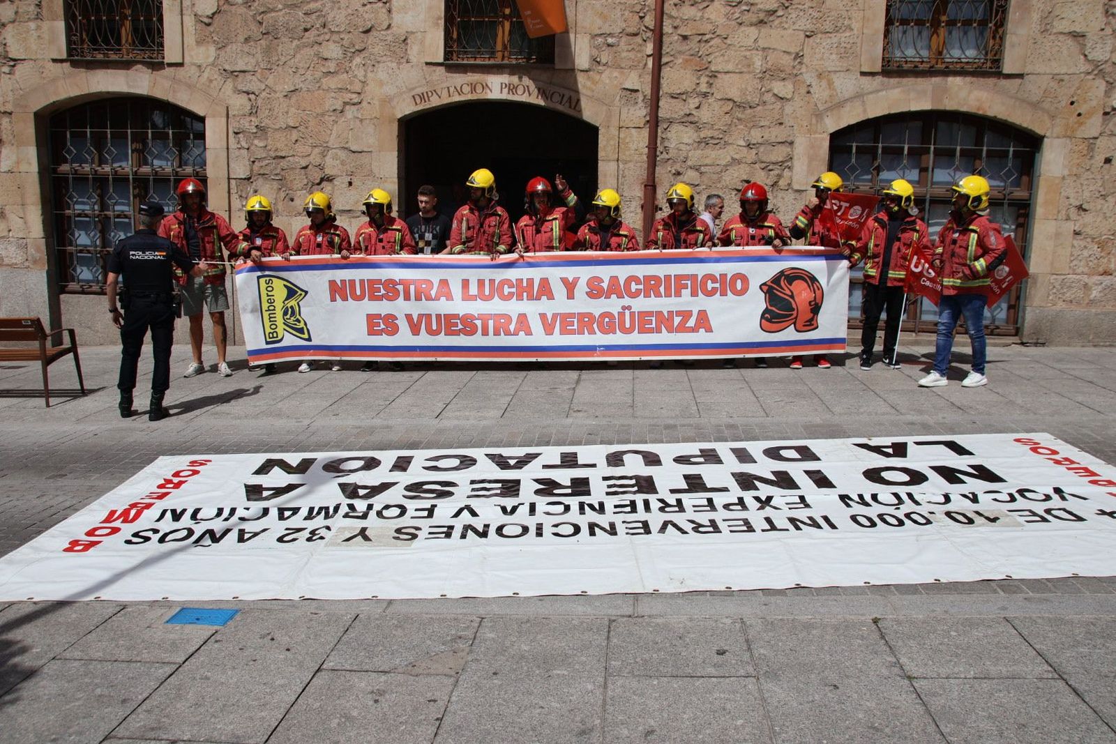 Bomberos de la Diputación se manifiestan en la Plaza Colón Bomberos de la Diputación se manifiestan en la Plaza Colón