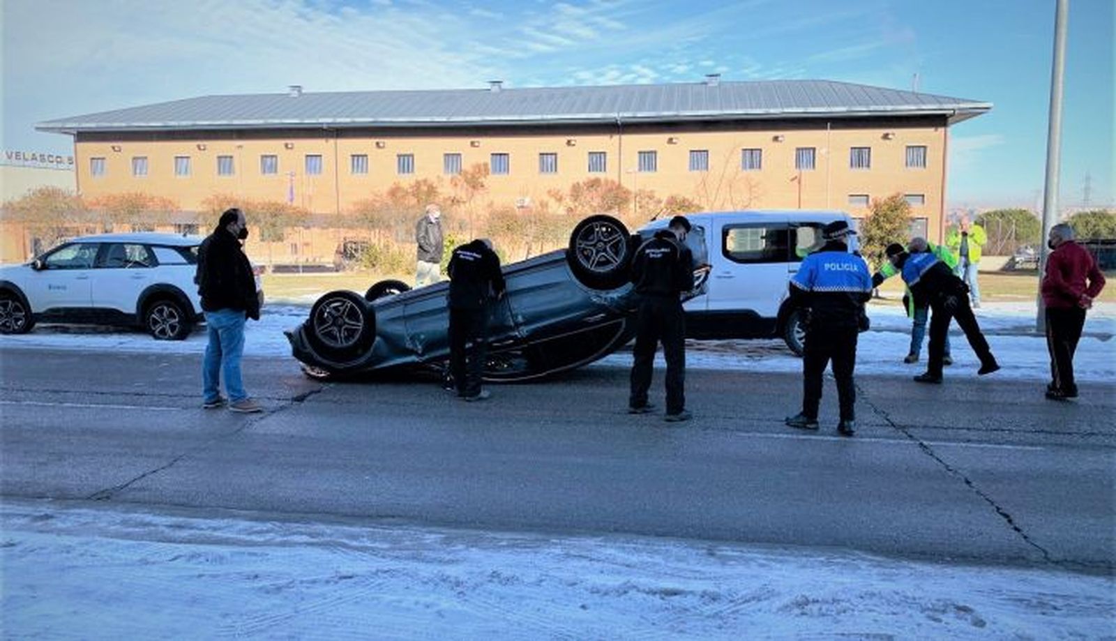 Vuelco de un turismo en el polígono El Montalvo