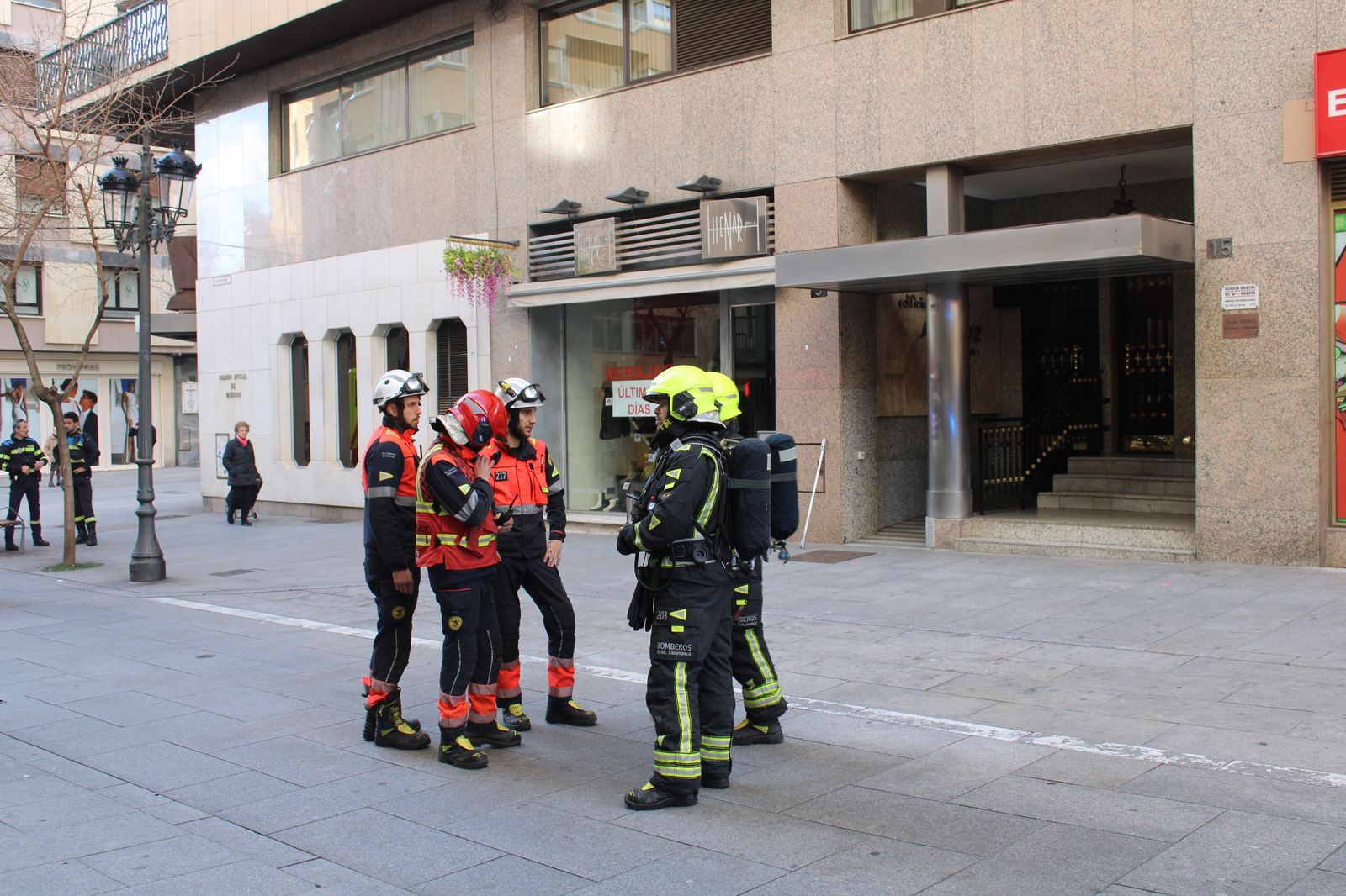 bomberos-y-policia-local-en-la-calle-bientocadas-por-olor-a-gas-16