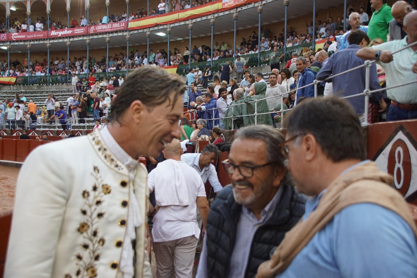 Expectación por ver los caballos de rejoneo en La Glorieta: imágenes del ambiente en los tendidos y en el patio de cuadrillas