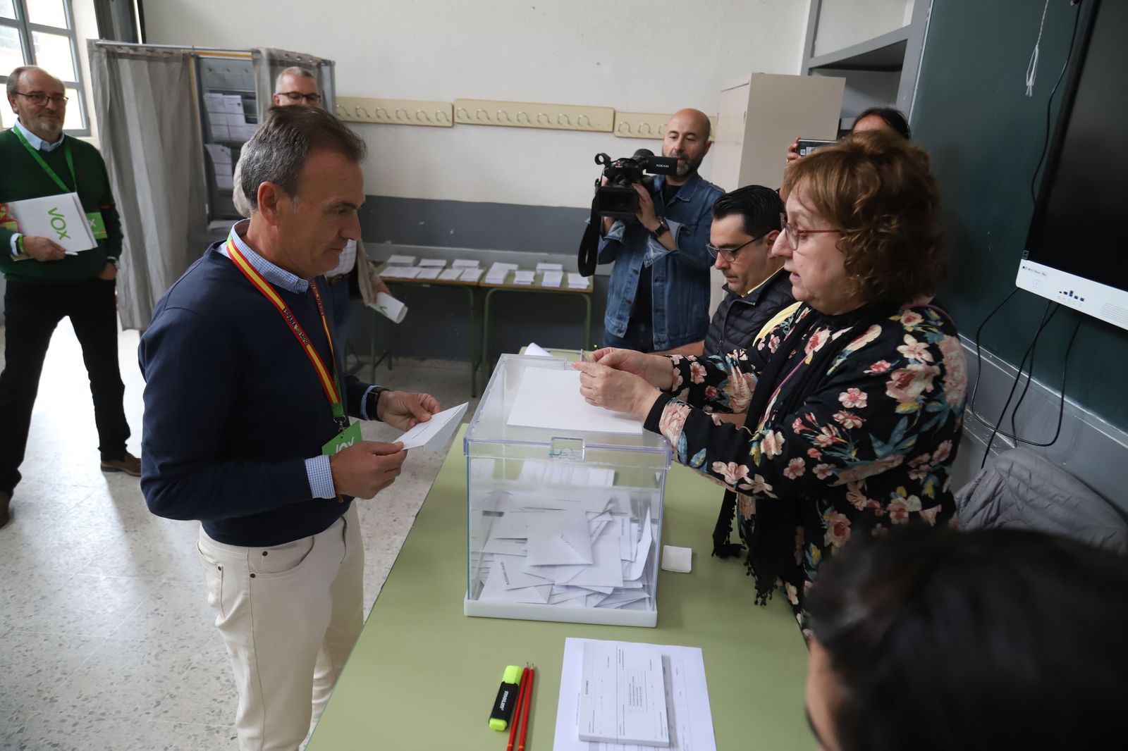 Francisco Eguaras ejerce su derecho a voto