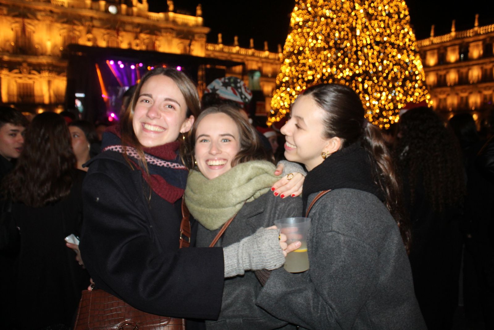 Miles de personas disfrutan de las campanadas y la fiesta del Fin de Año Universitario
