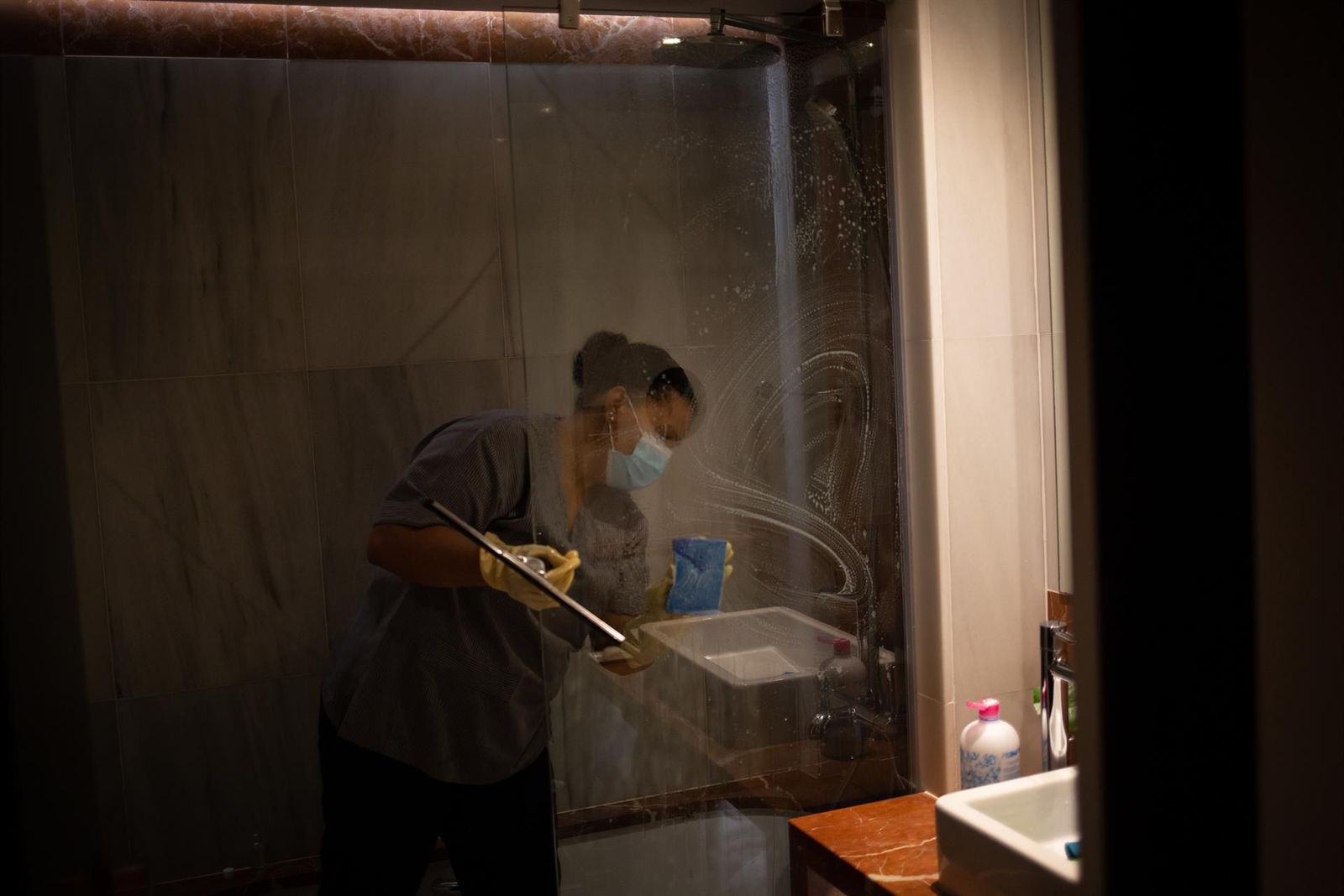 Una camarera de piso limpia una habitación de un hotel. Foto EP